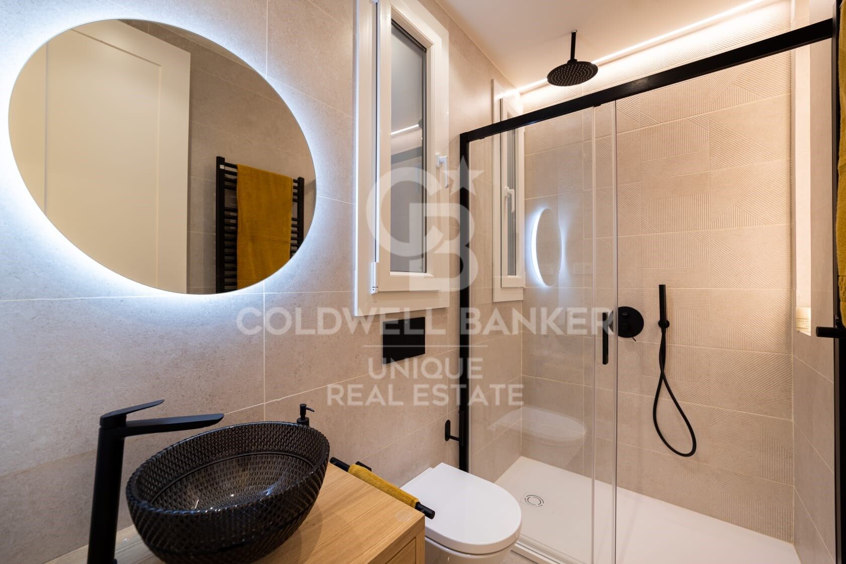 Renovated exterior flat in Castellana, Madrid