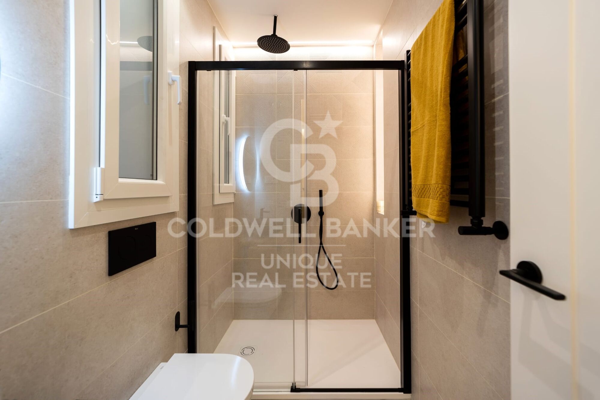 Renovated exterior flat in Castellana, Madrid