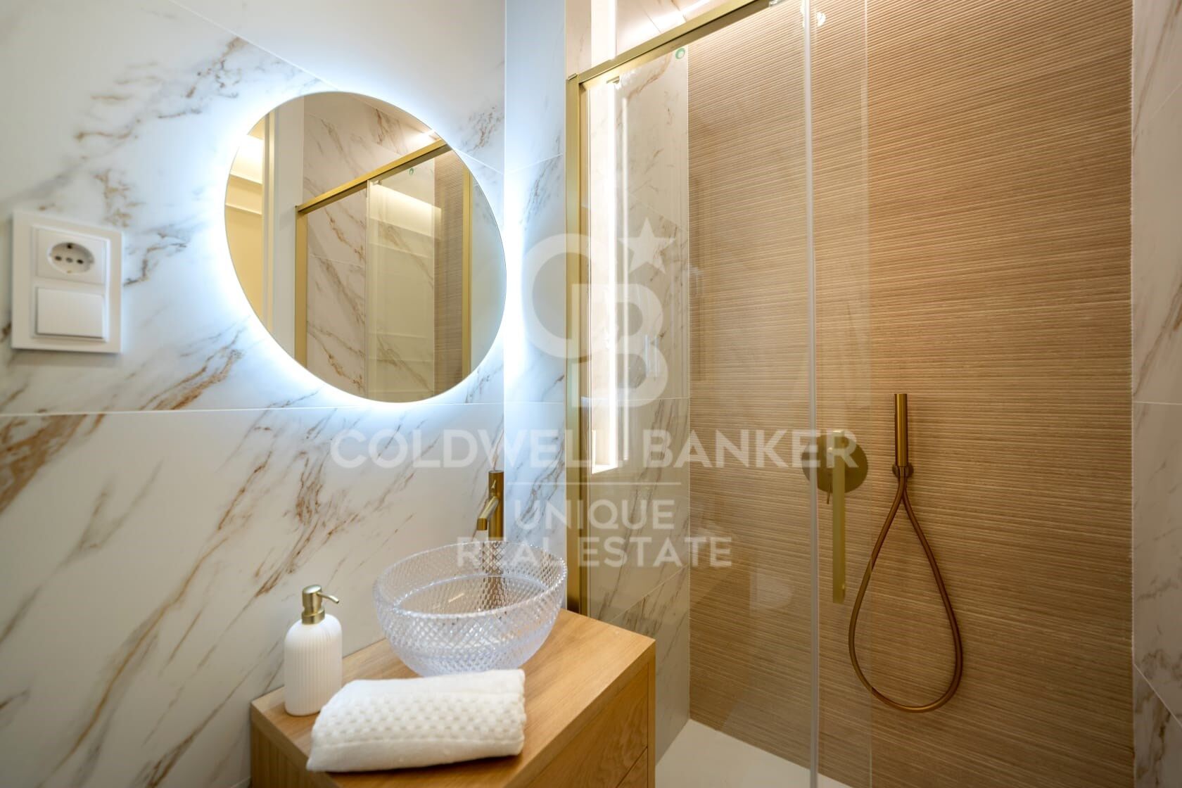 Renovated exterior flat in Castellana, Madrid