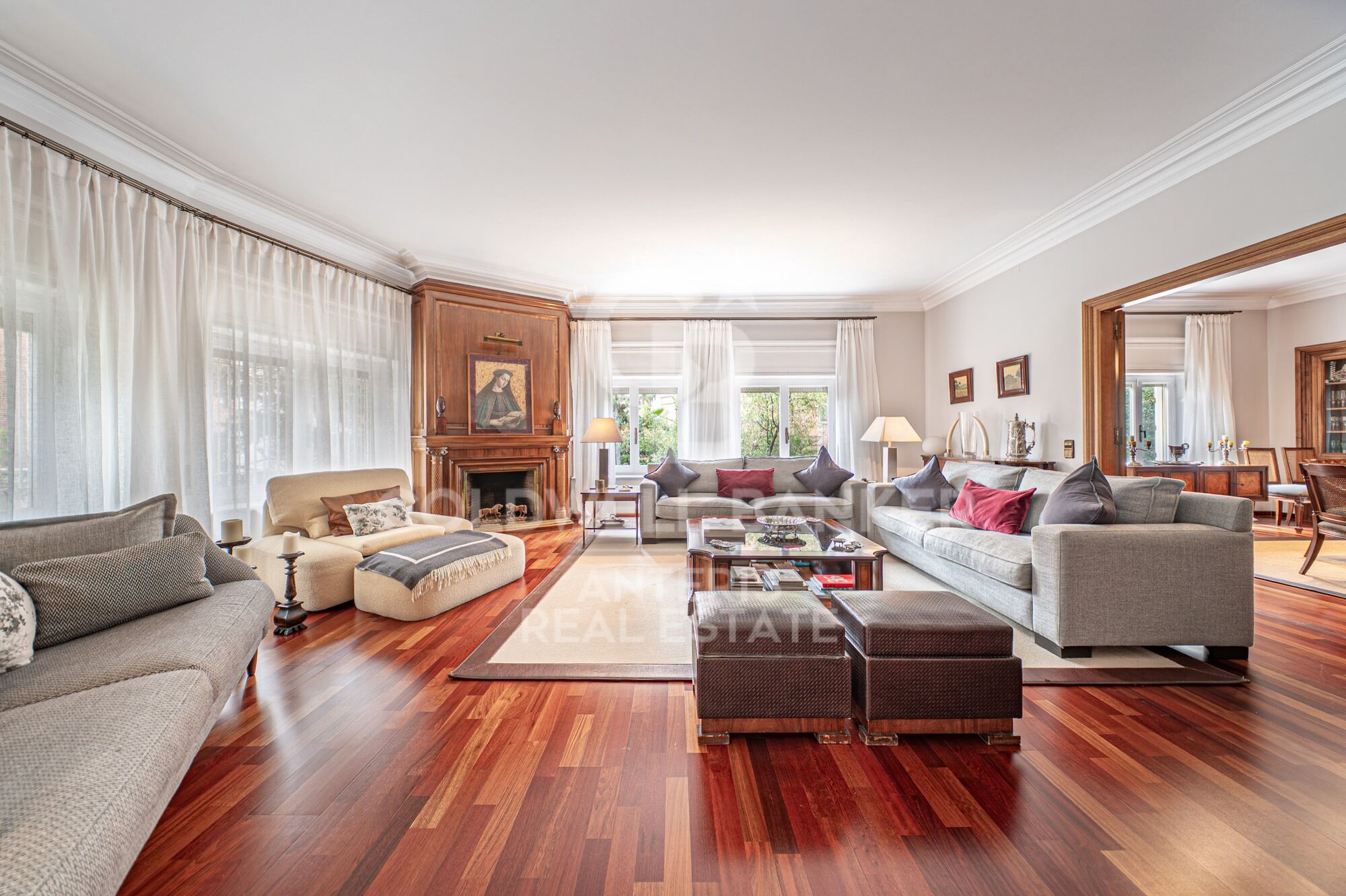 Piso en venta con terraza en el corazón de Les Tres Torres, con parking en finca y servicio de conserjería