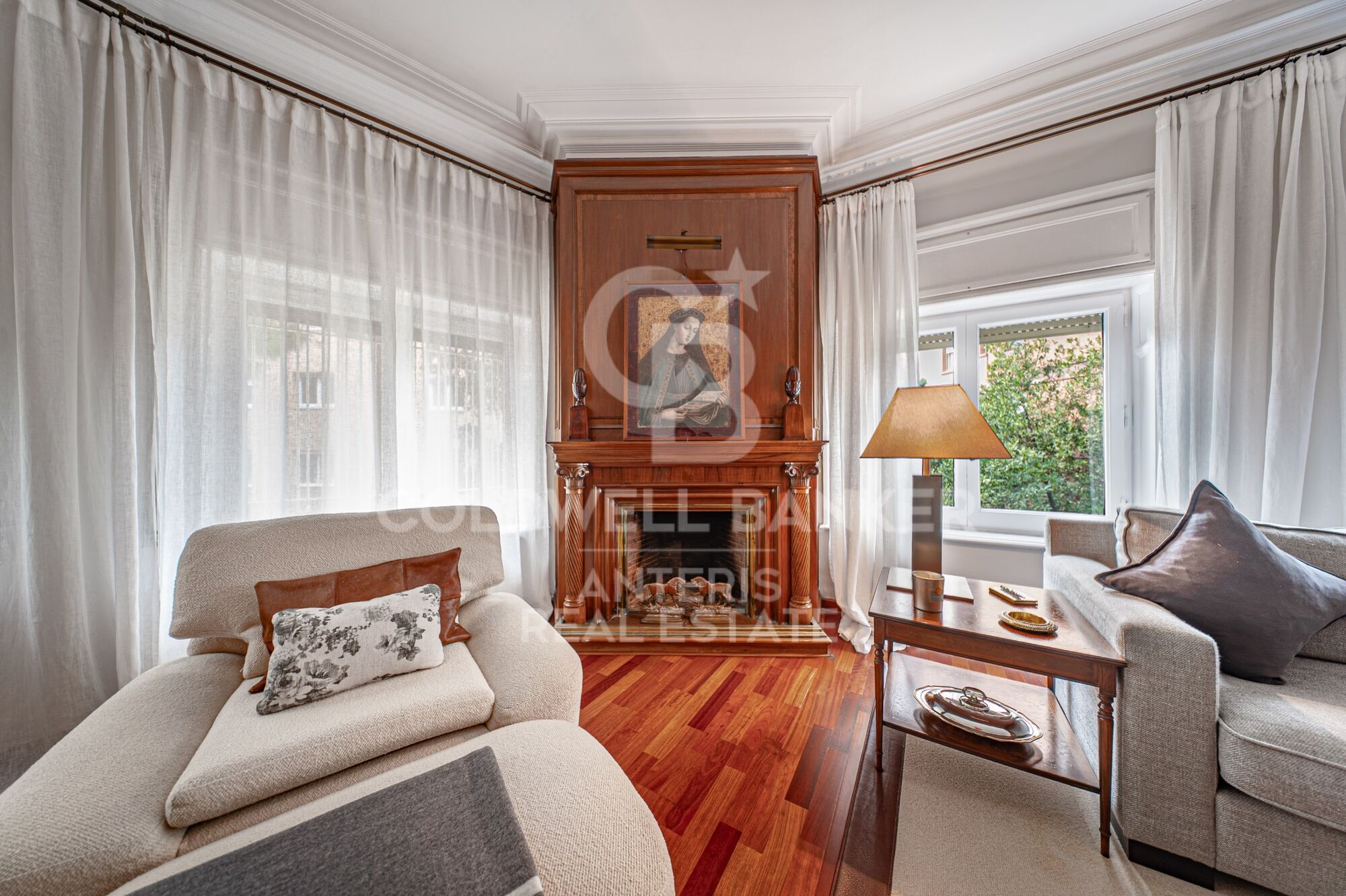 Piso en venta con terraza en el corazón de Les Tres Torres, con parking en finca y servicio de conserjería