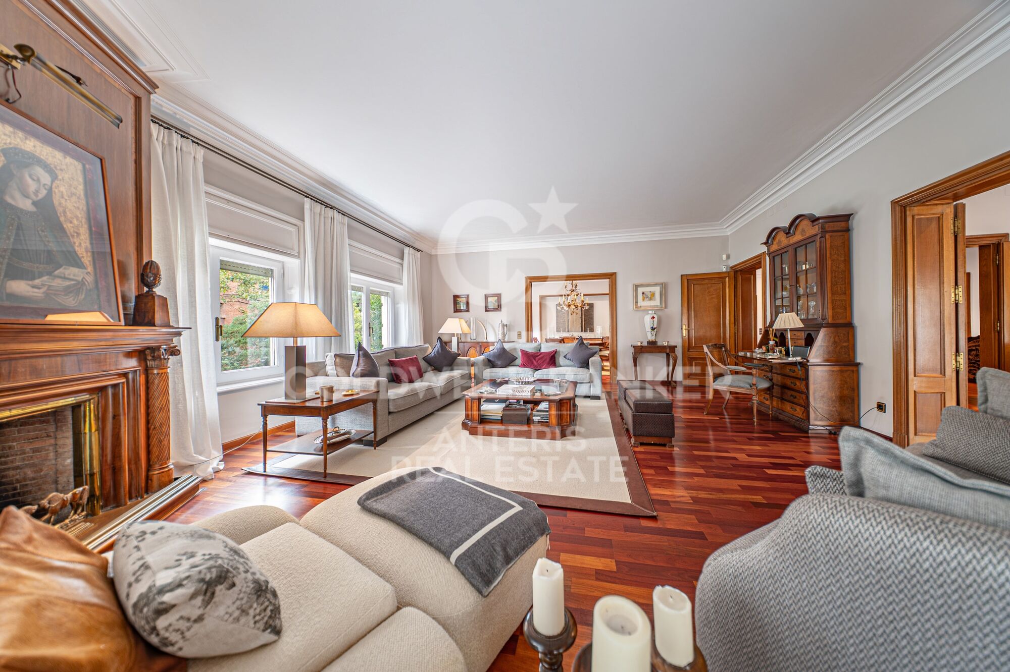 Piso en venta con terraza en el corazón de Les Tres Torres, con parking en finca y servicio de conserjería