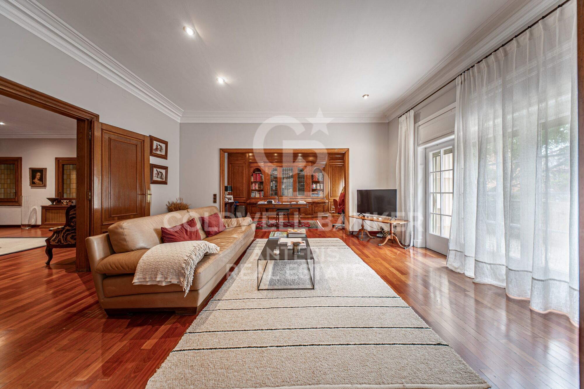 Piso en venta con terraza en el corazón de Les Tres Torres, con parking en finca y servicio de conserjería