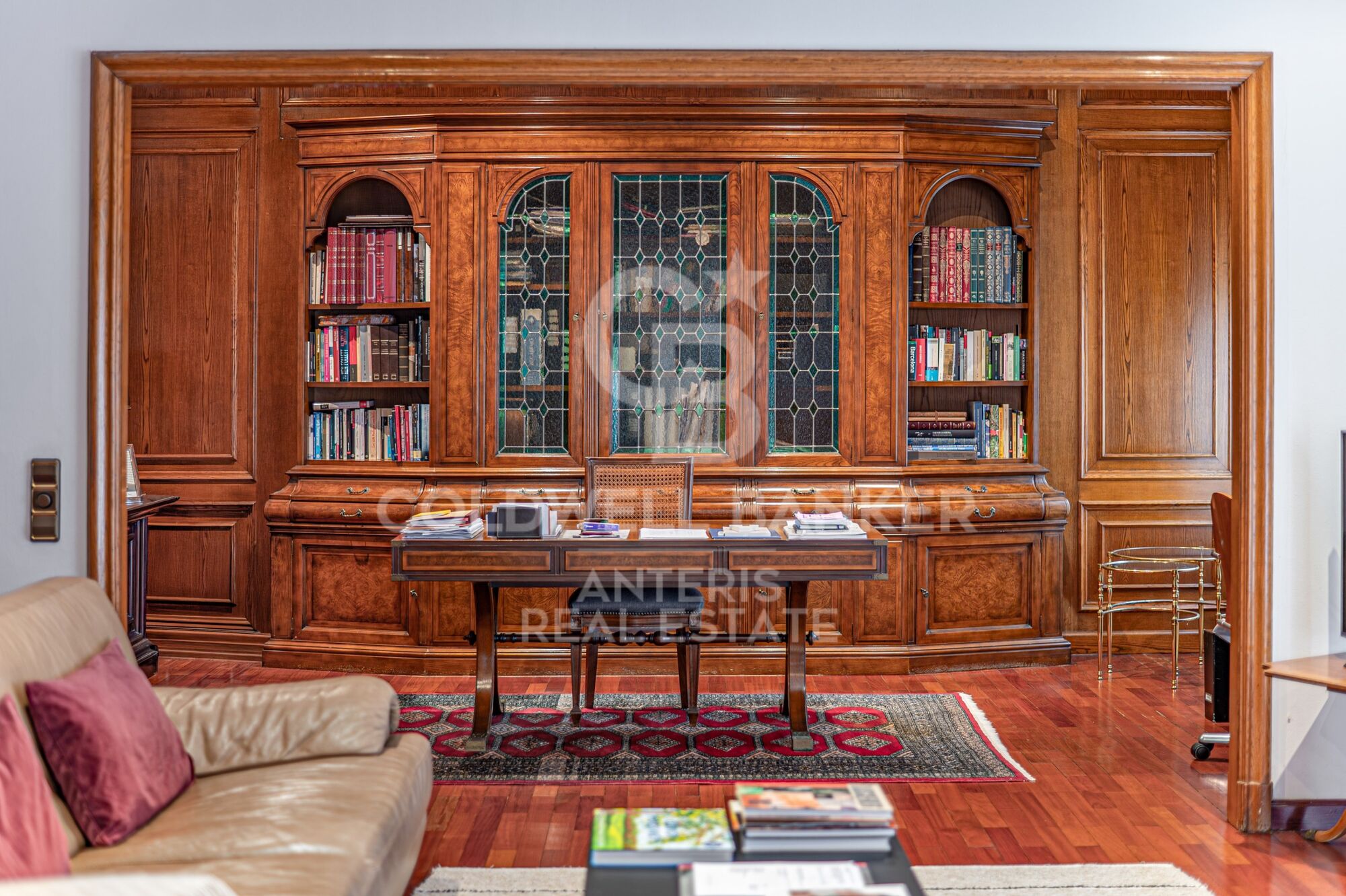 Piso en venta con terraza en el corazón de Les Tres Torres, con parking en finca y servicio de conserjería