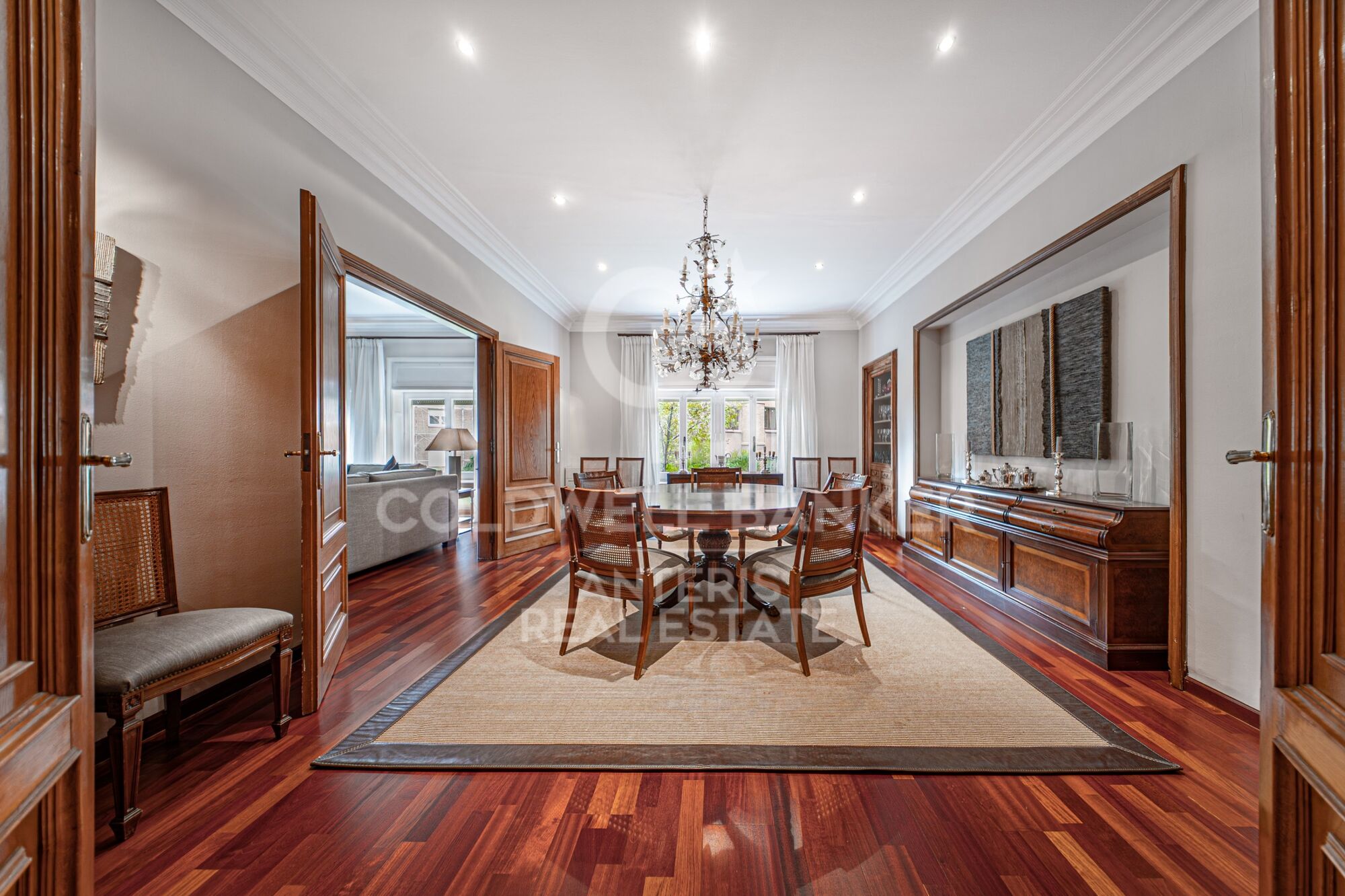 Piso en venta con terraza en el corazón de Les Tres Torres, con parking en finca y servicio de conserjería