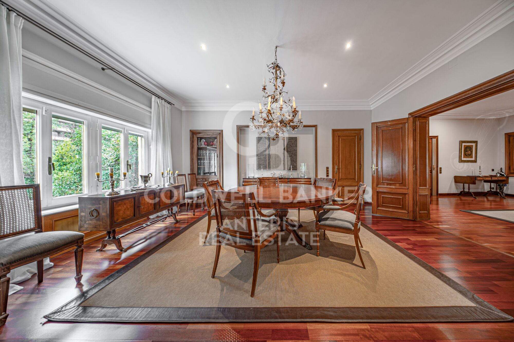 Piso en venta con terraza en el corazón de Les Tres Torres, con parking en finca y servicio de conserjería