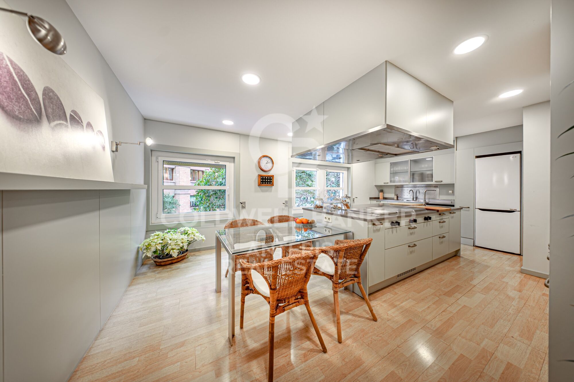 Piso en venta con terraza en el corazón de Les Tres Torres, con parking en finca y servicio de conserjería