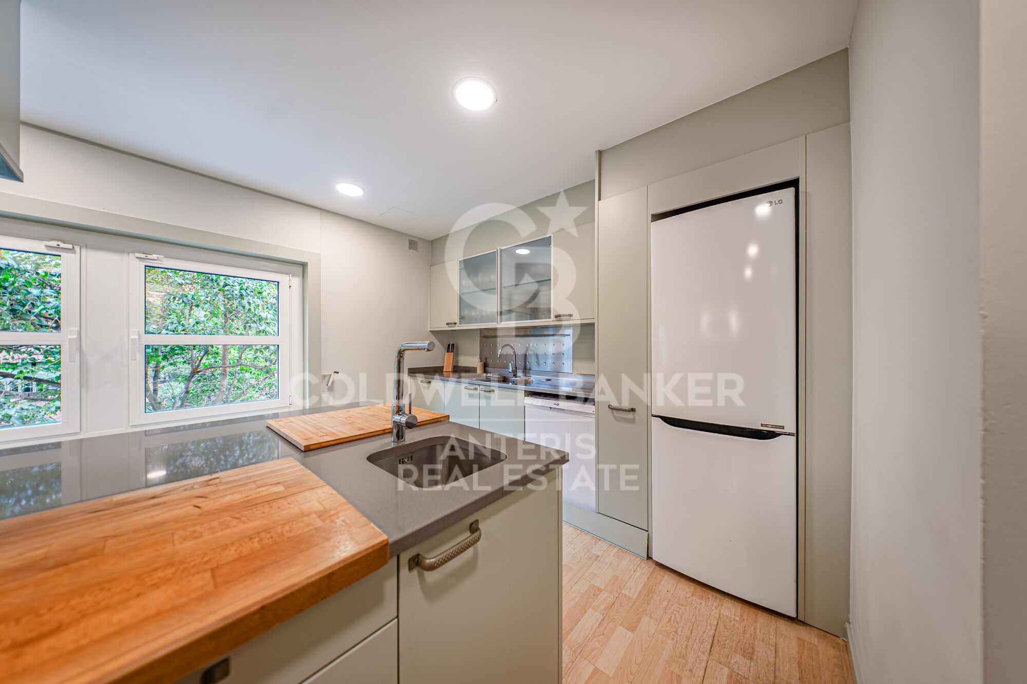 Piso en venta con terraza en el corazón de Les Tres Torres, con parking en finca y servicio de conserjería