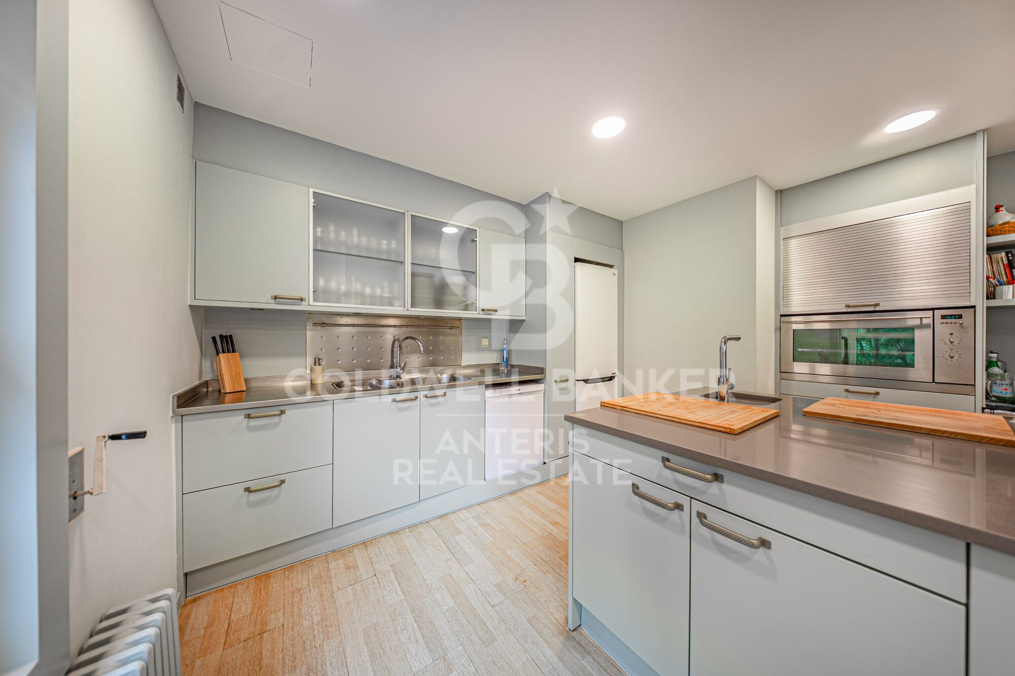 Piso en venta con terraza en el corazón de Les Tres Torres, con parking en finca y servicio de conserjería