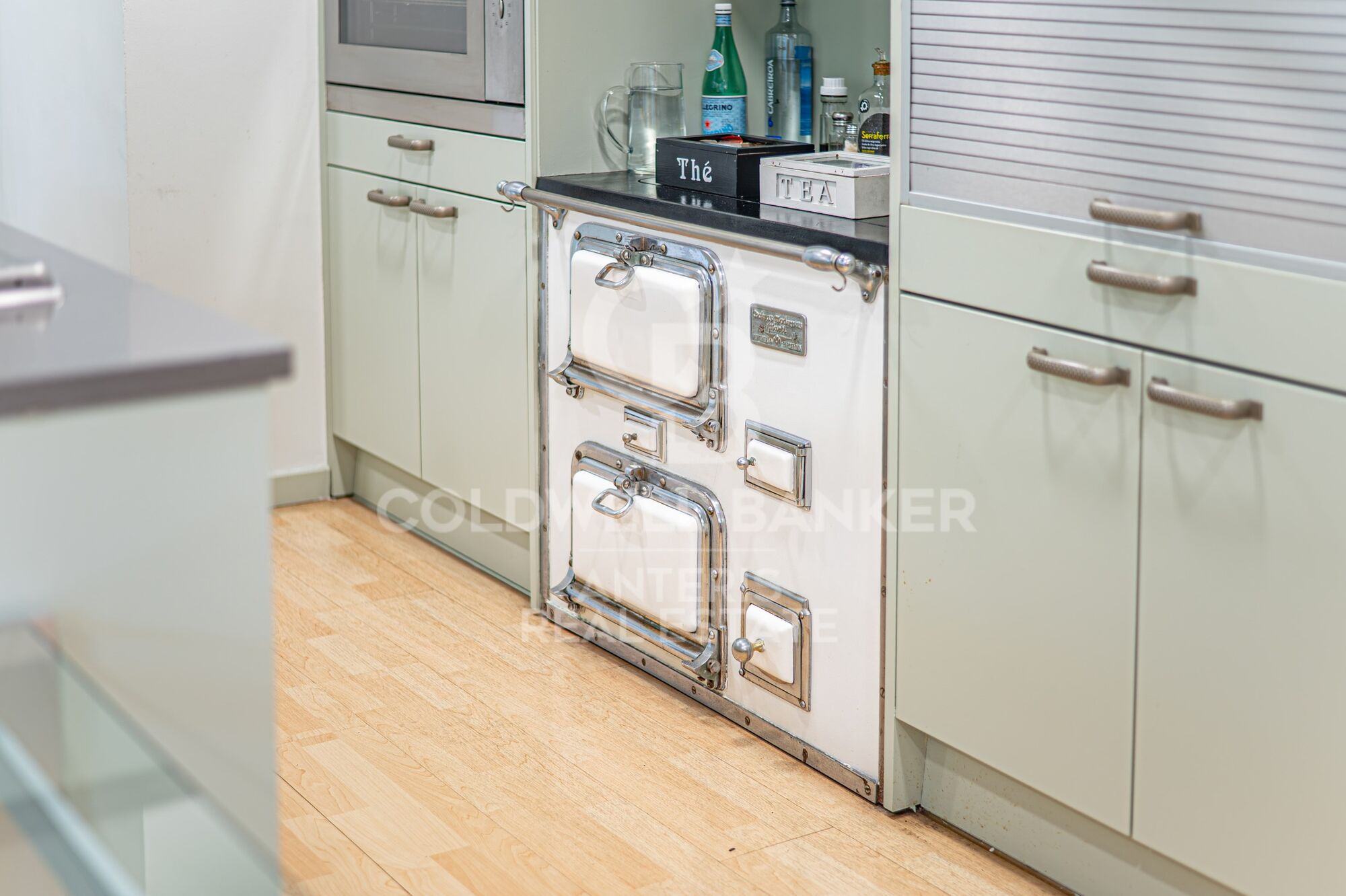 Piso en venta con terraza en el corazón de Les Tres Torres, con parking en finca y servicio de conserjería