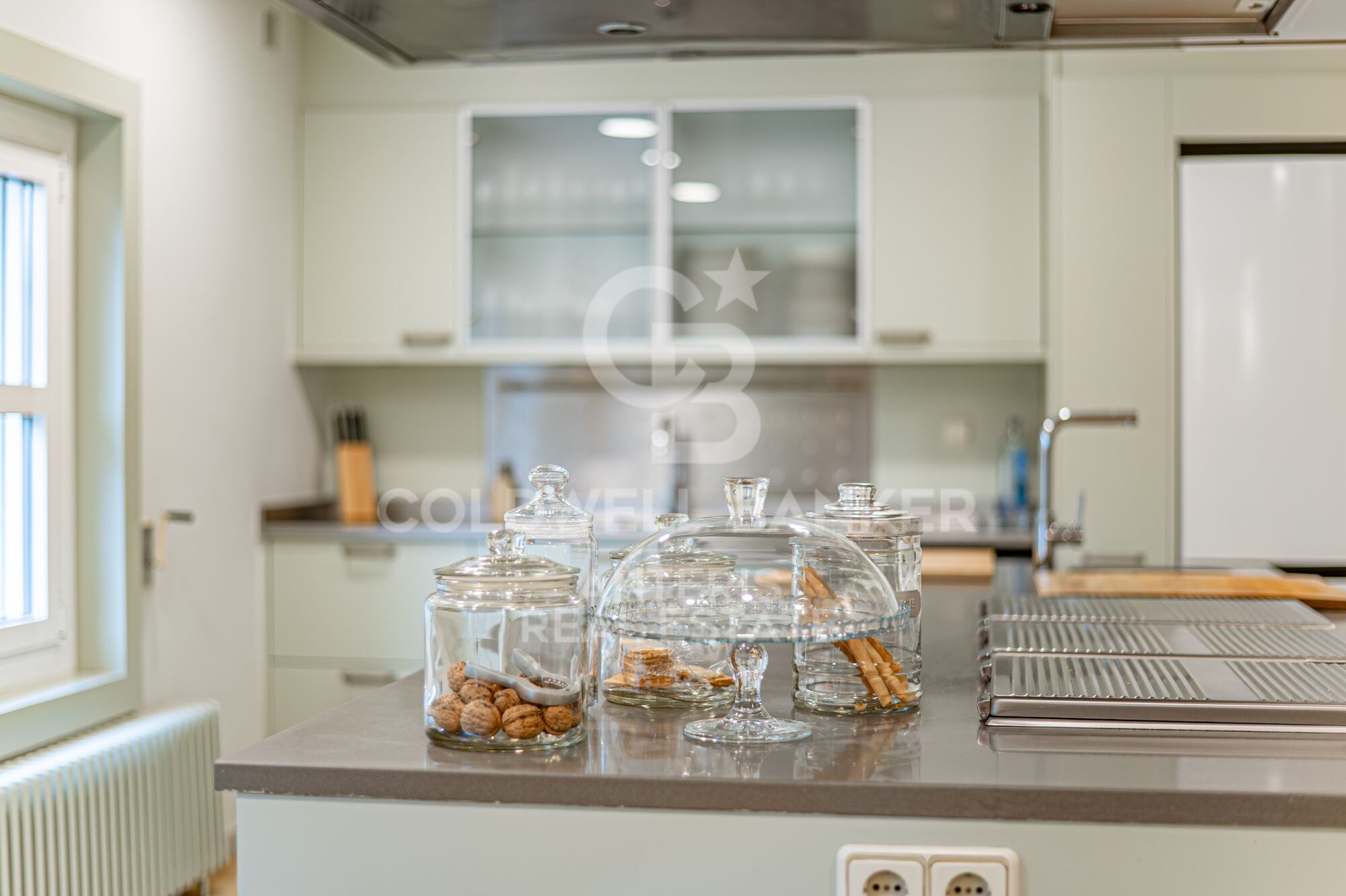 Piso en venta con terraza en el corazón de Les Tres Torres, con parking en finca y servicio de conserjería