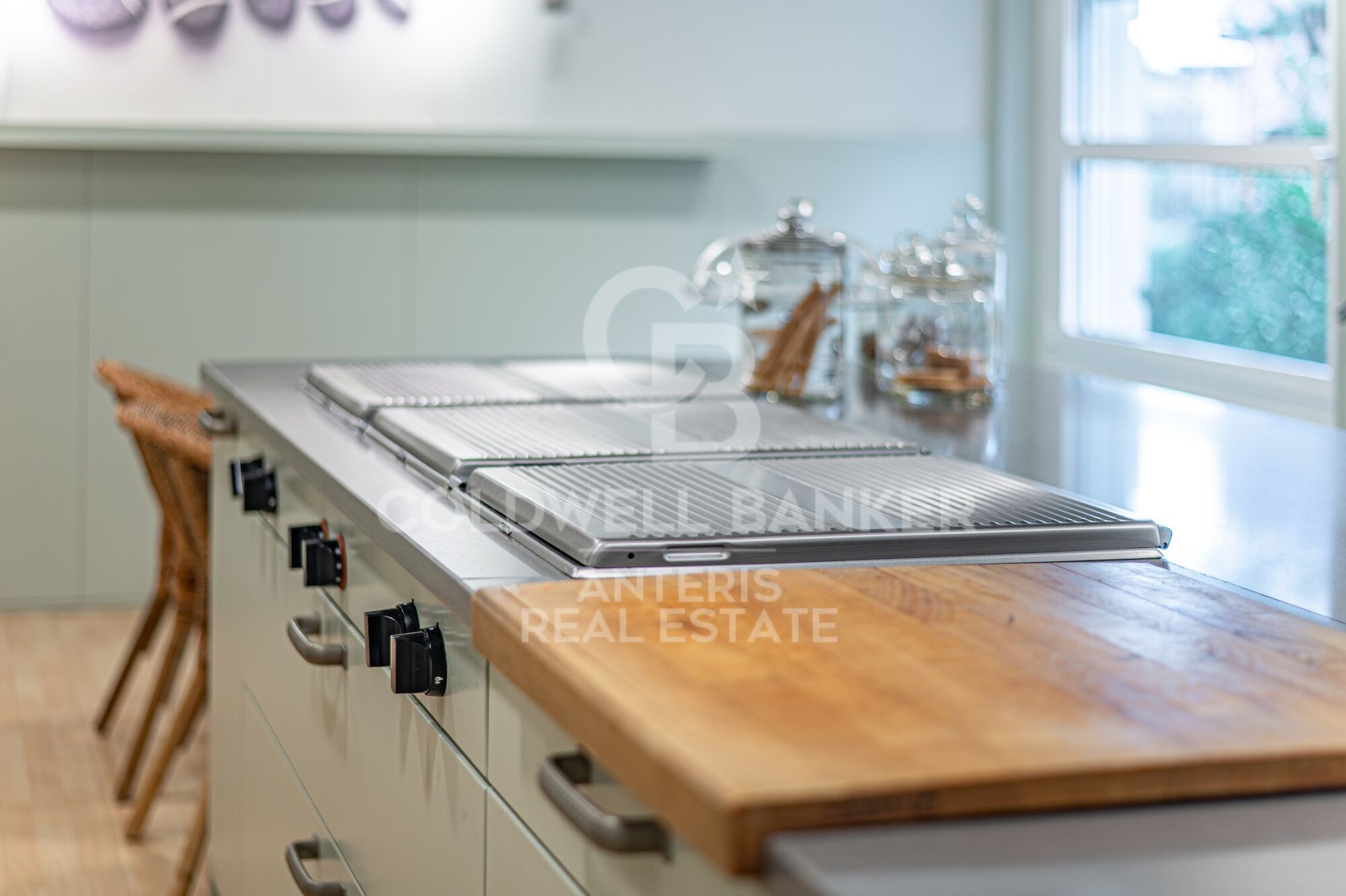 Piso en venta con terraza en el corazón de Les Tres Torres, con parking en finca y servicio de conserjería