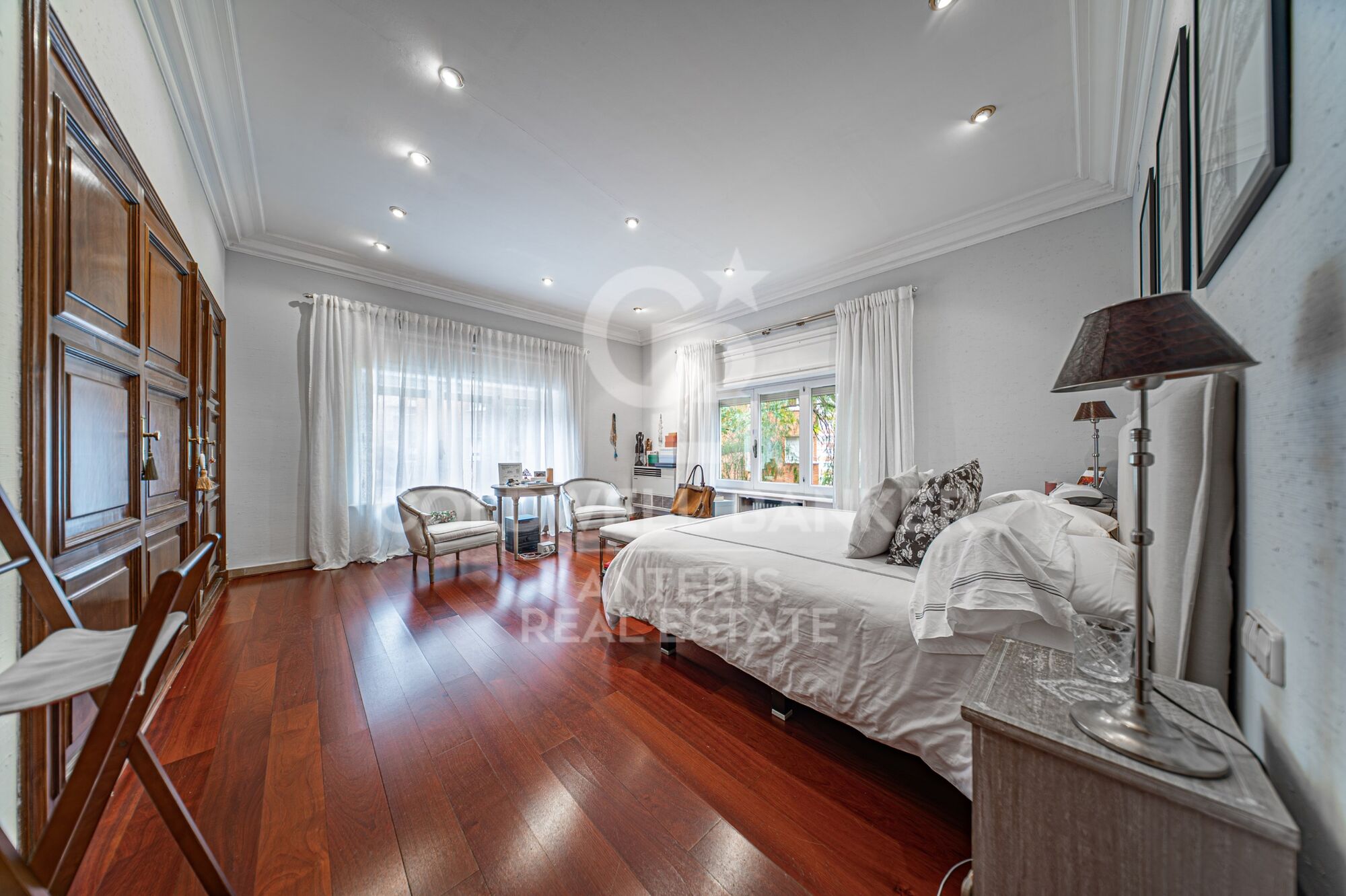 Piso en venta con terraza en el corazón de Les Tres Torres, con parking en finca y servicio de conserjería