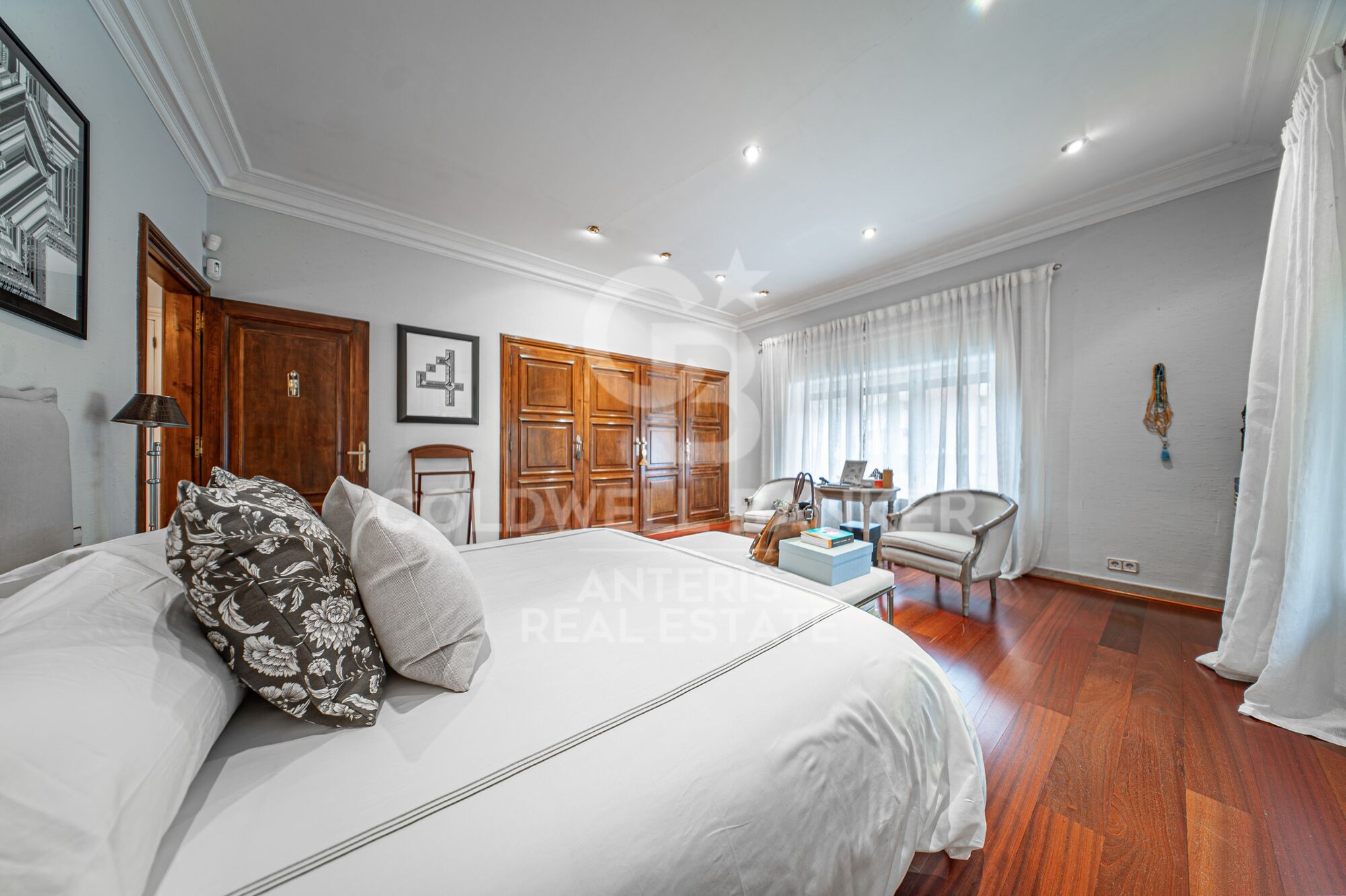 Piso en venta con terraza en el corazón de Les Tres Torres, con parking en finca y servicio de conserjería