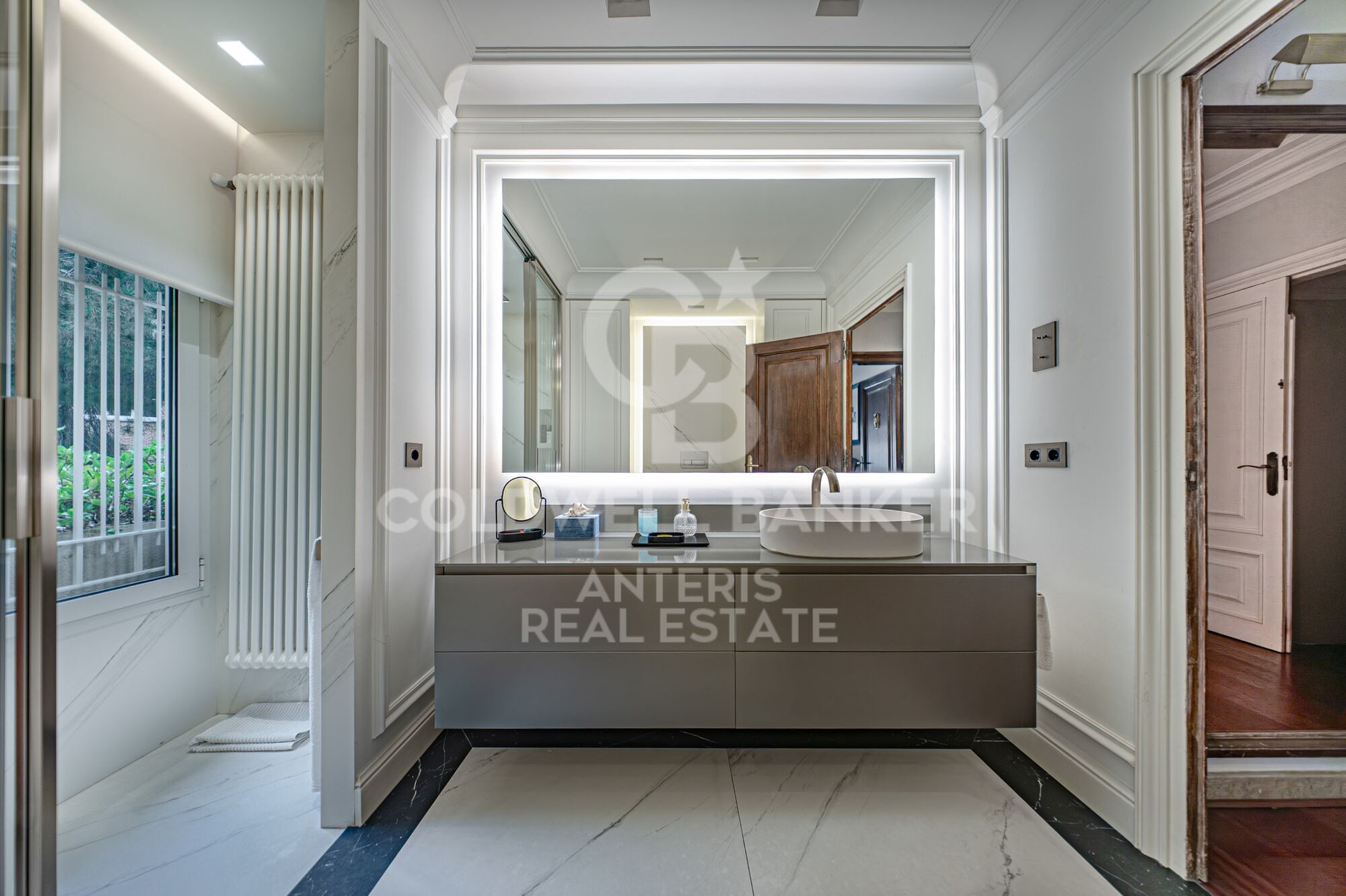 Piso en venta con terraza en el corazón de Les Tres Torres, con parking en finca y servicio de conserjería