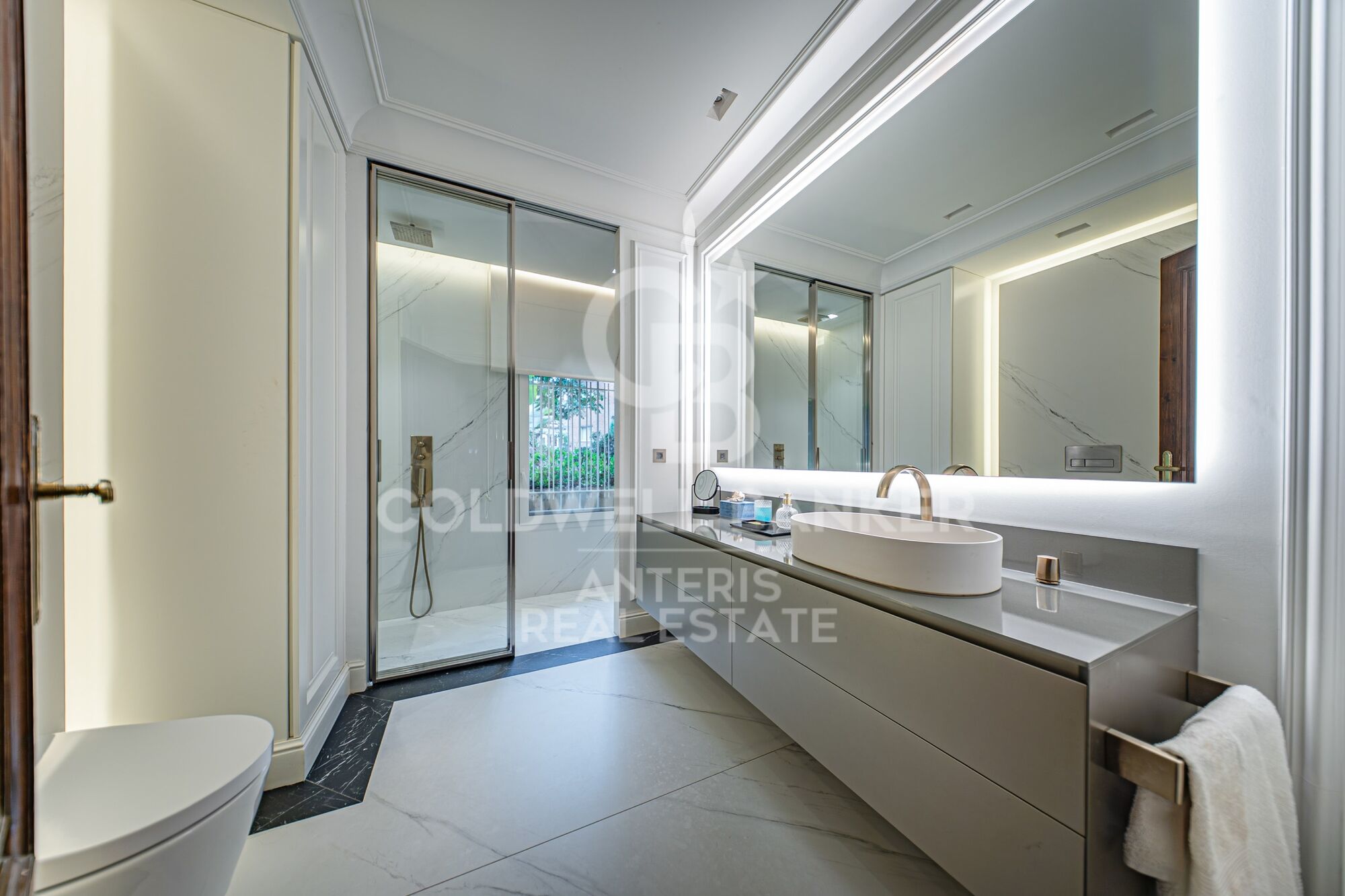 Piso en venta con terraza en el corazón de Les Tres Torres, con parking en finca y servicio de conserjería