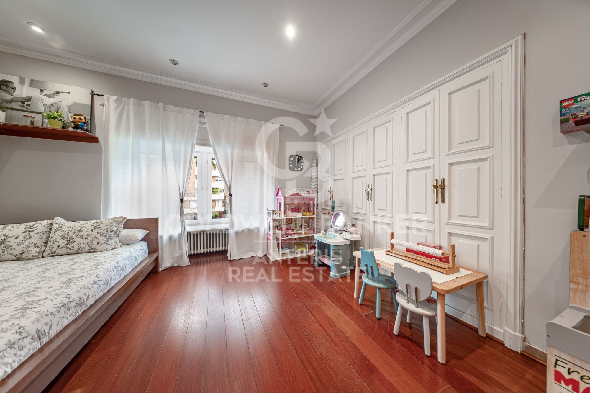 Piso en venta con terraza en el corazón de Les Tres Torres, con parking en finca y servicio de conserjería