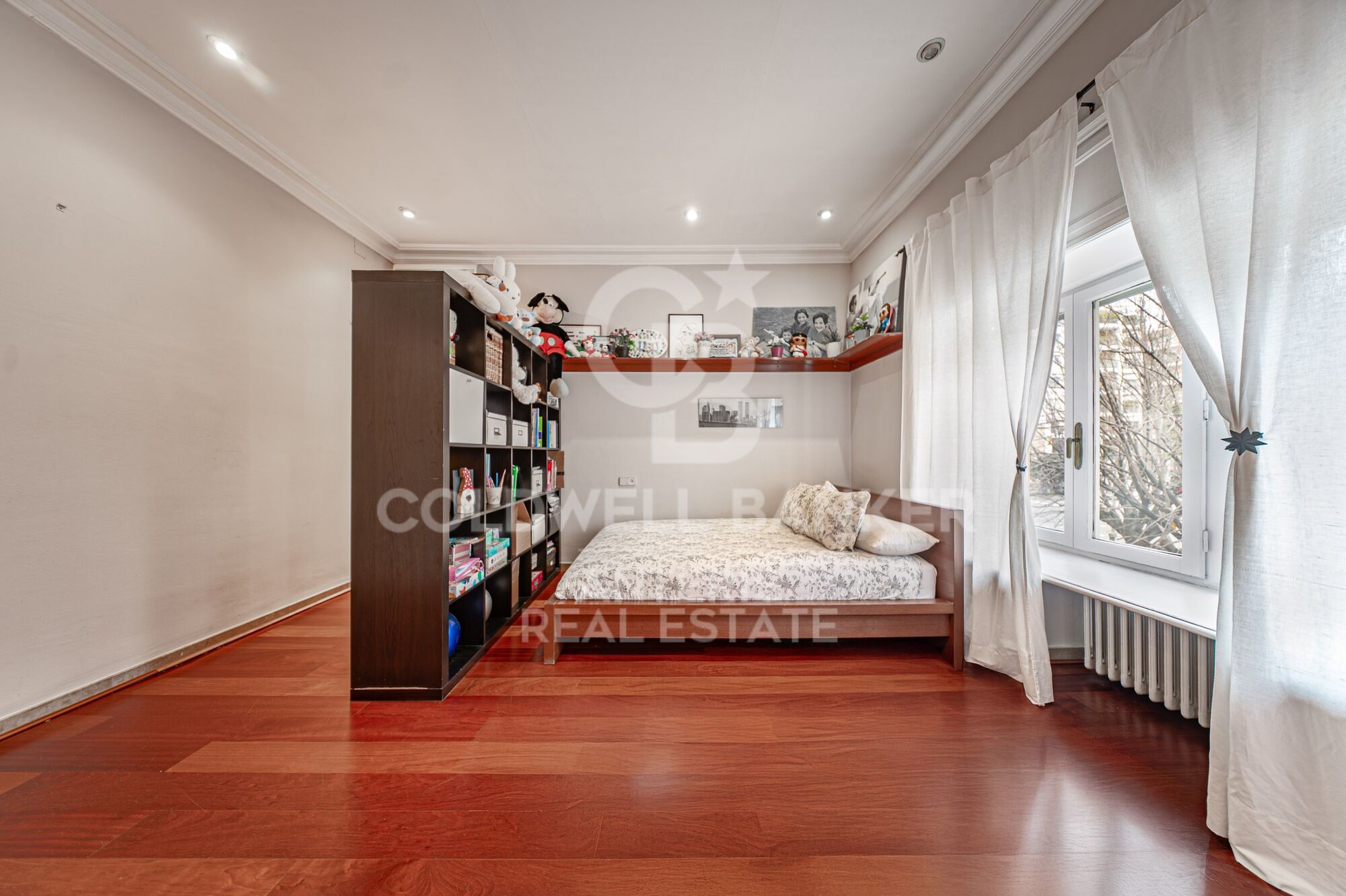 Piso en venta con terraza en el corazón de Les Tres Torres, con parking en finca y servicio de conserjería