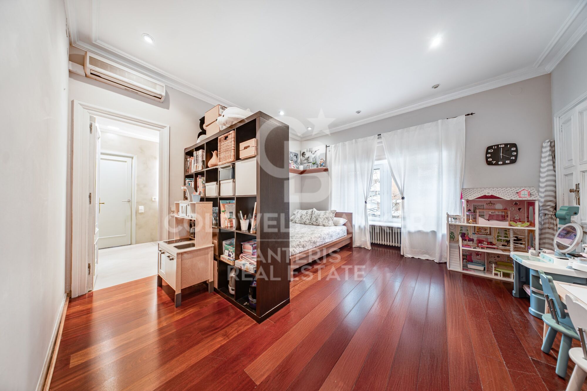 Piso en venta con terraza en el corazón de Les Tres Torres, con parking en finca y servicio de conserjería