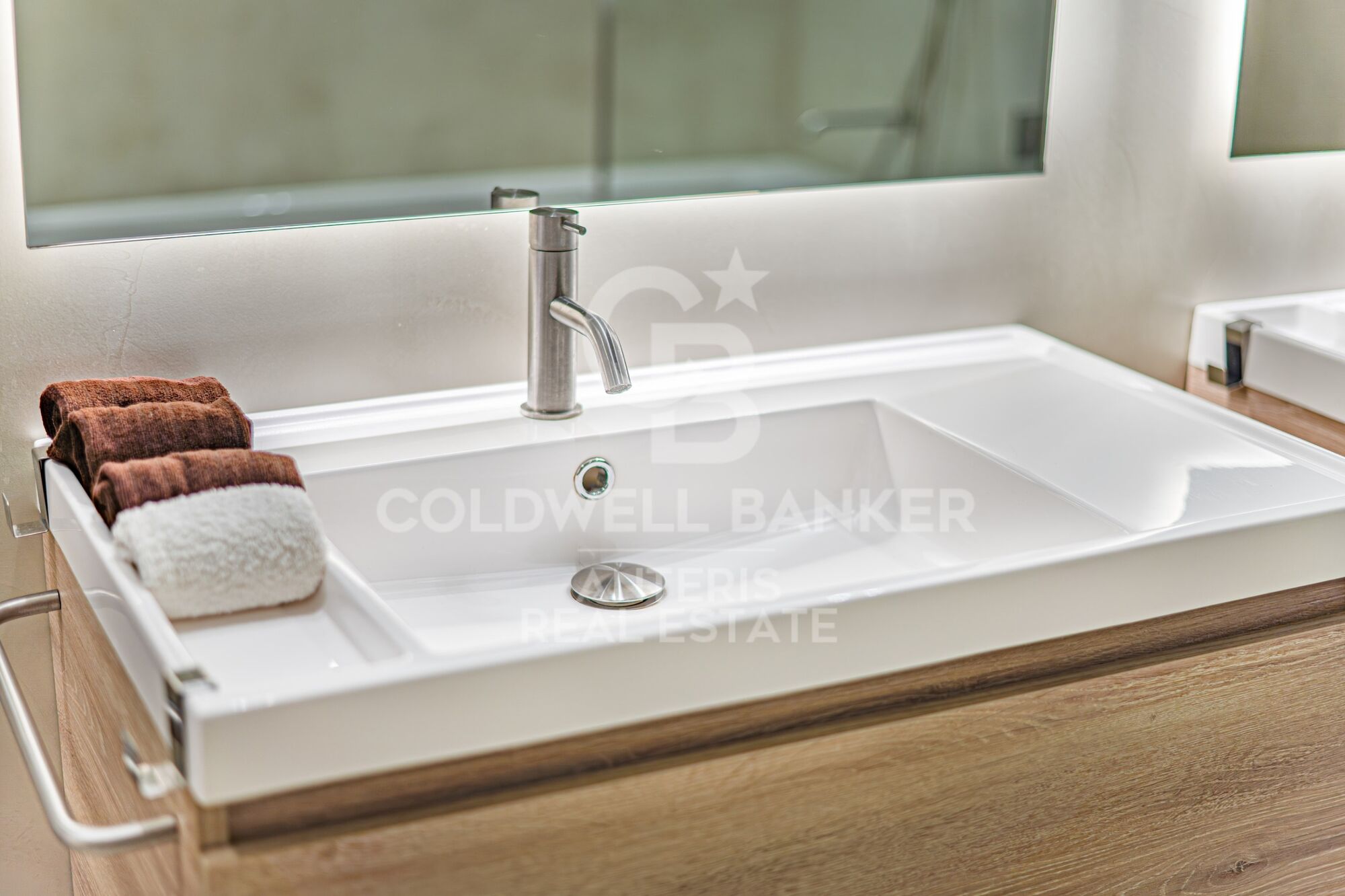 Piso en venta con terraza en el corazón de Les Tres Torres, con parking en finca y servicio de conserjería