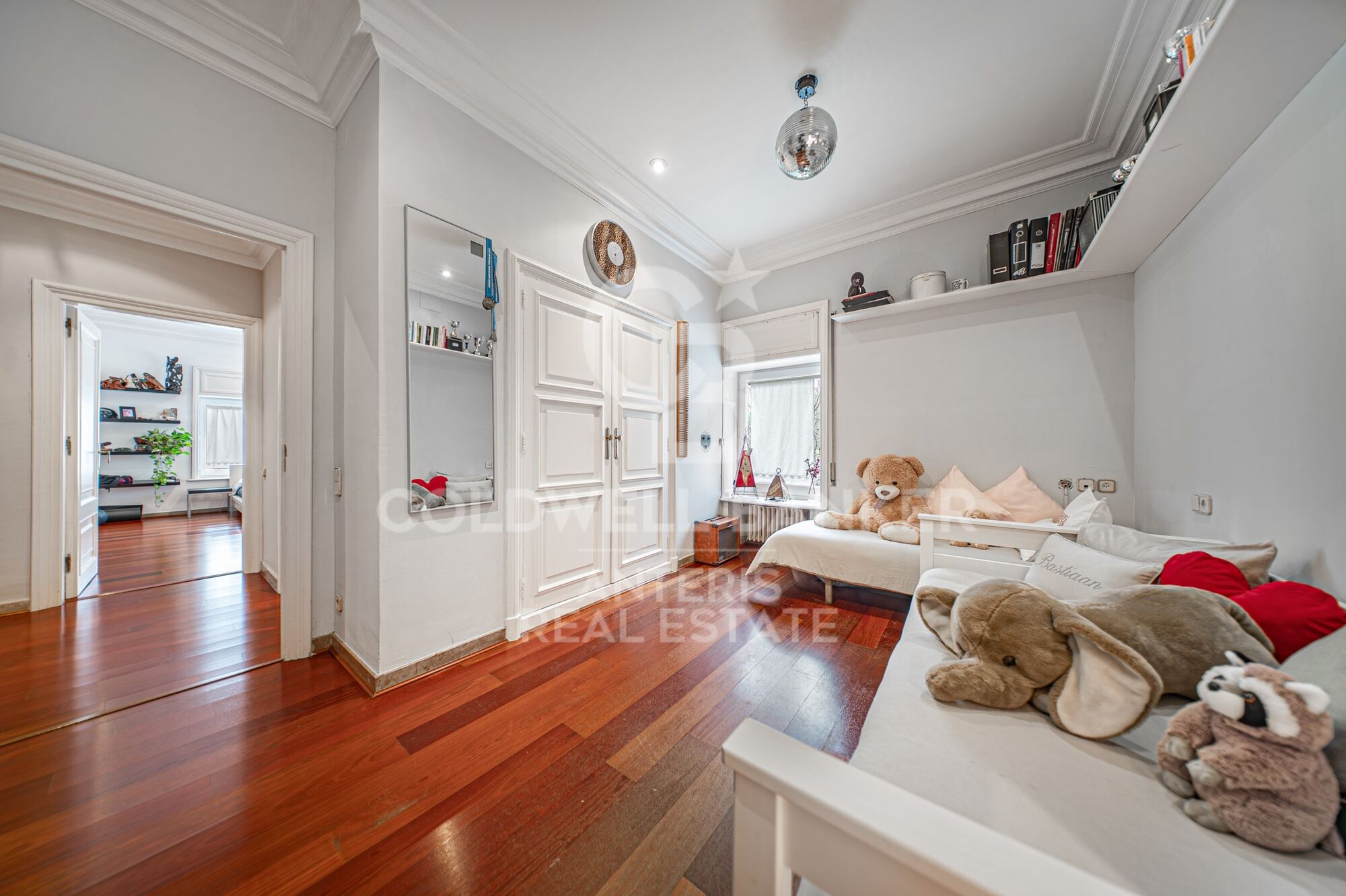 Piso en venta con terraza en el corazón de Les Tres Torres, con parking en finca y servicio de conserjería