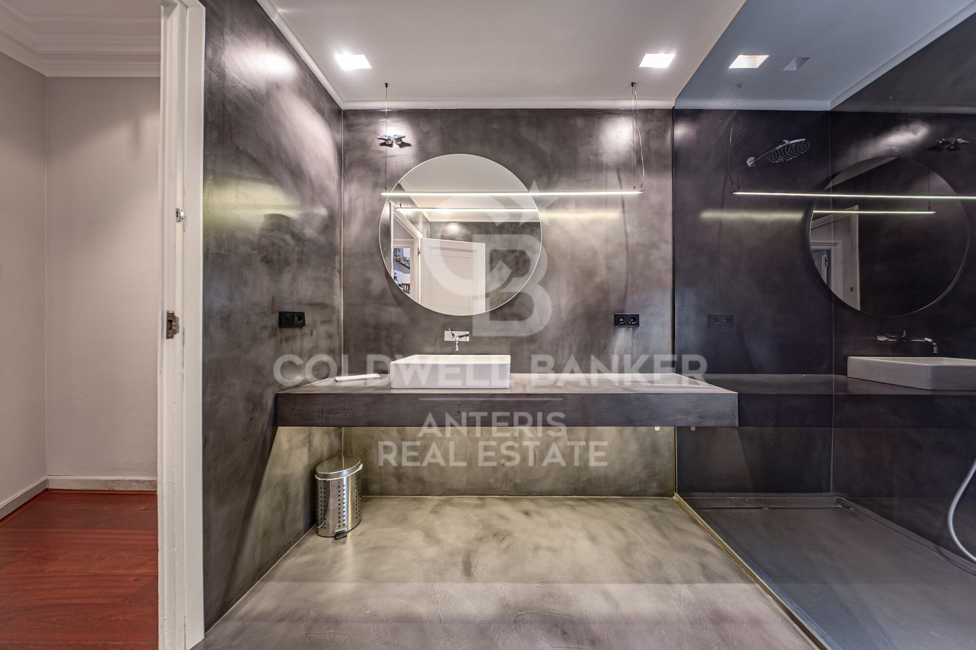 Piso en venta con terraza en el corazón de Les Tres Torres, con parking en finca y servicio de conserjería