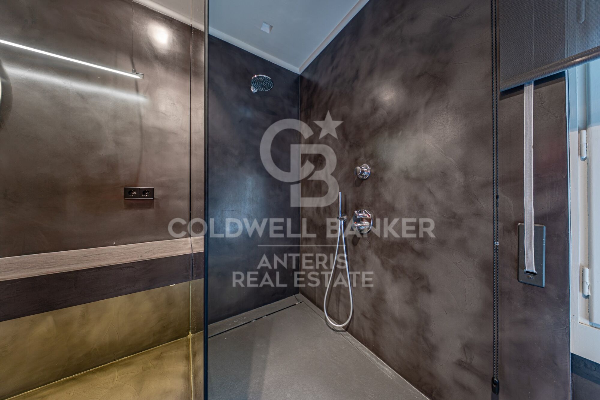 Piso en venta con terraza en el corazón de Les Tres Torres, con parking en finca y servicio de conserjería