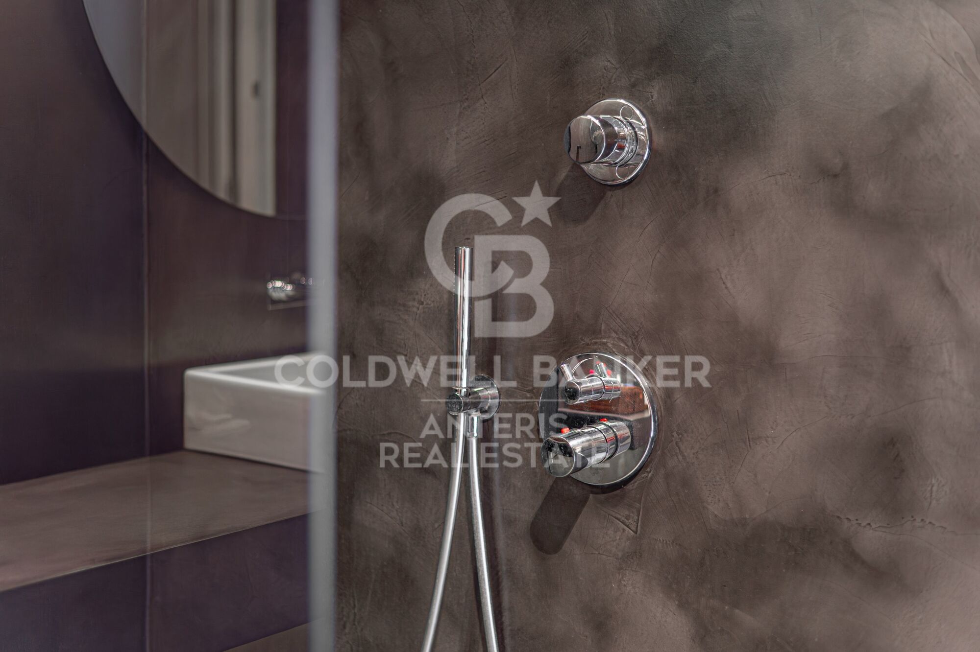 Piso en venta con terraza en el corazón de Les Tres Torres, con parking en finca y servicio de conserjería