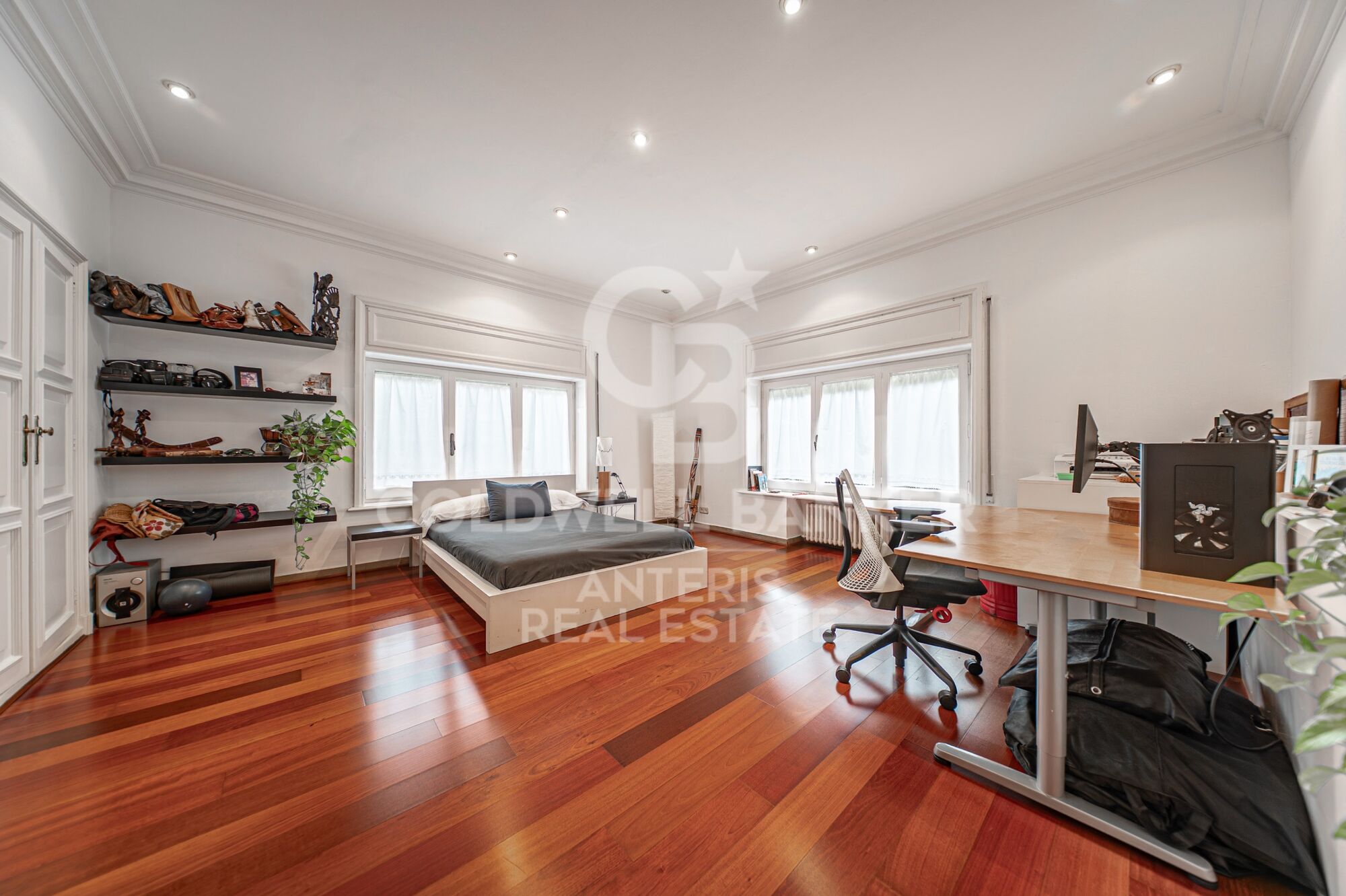 Piso en venta con terraza en el corazón de Les Tres Torres, con parking en finca y servicio de conserjería