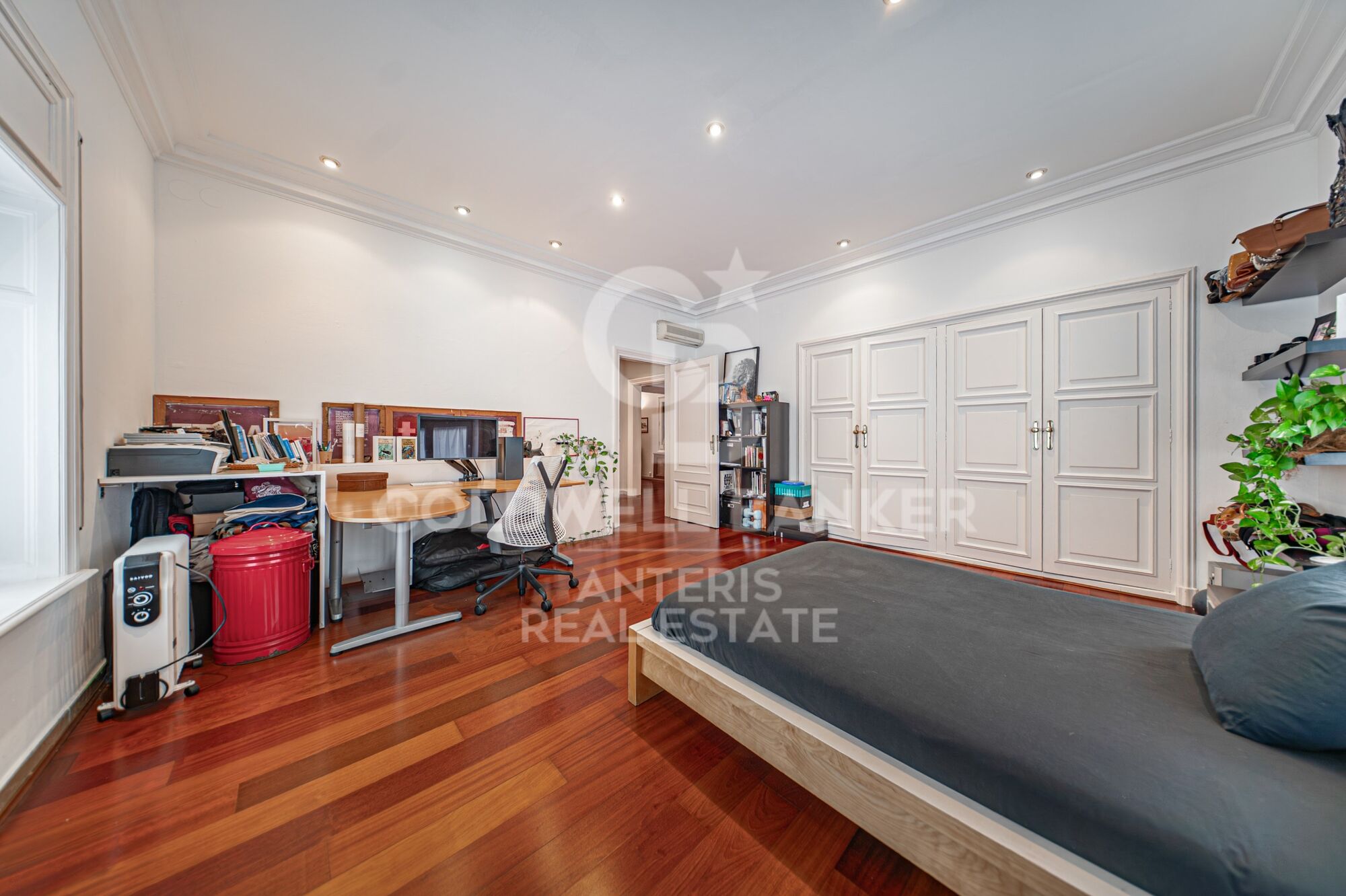 Piso en venta con terraza en el corazón de Les Tres Torres, con parking en finca y servicio de conserjería