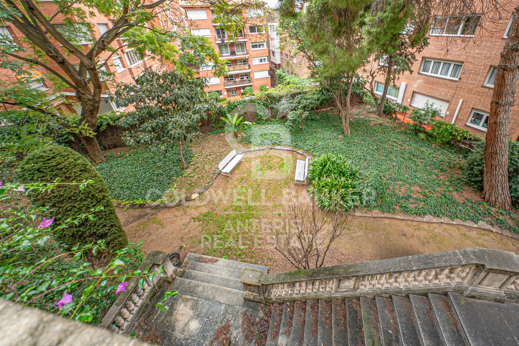 Piso en venta con terraza en el corazón de Les Tres Torres, con parking en finca y servicio de conserjería