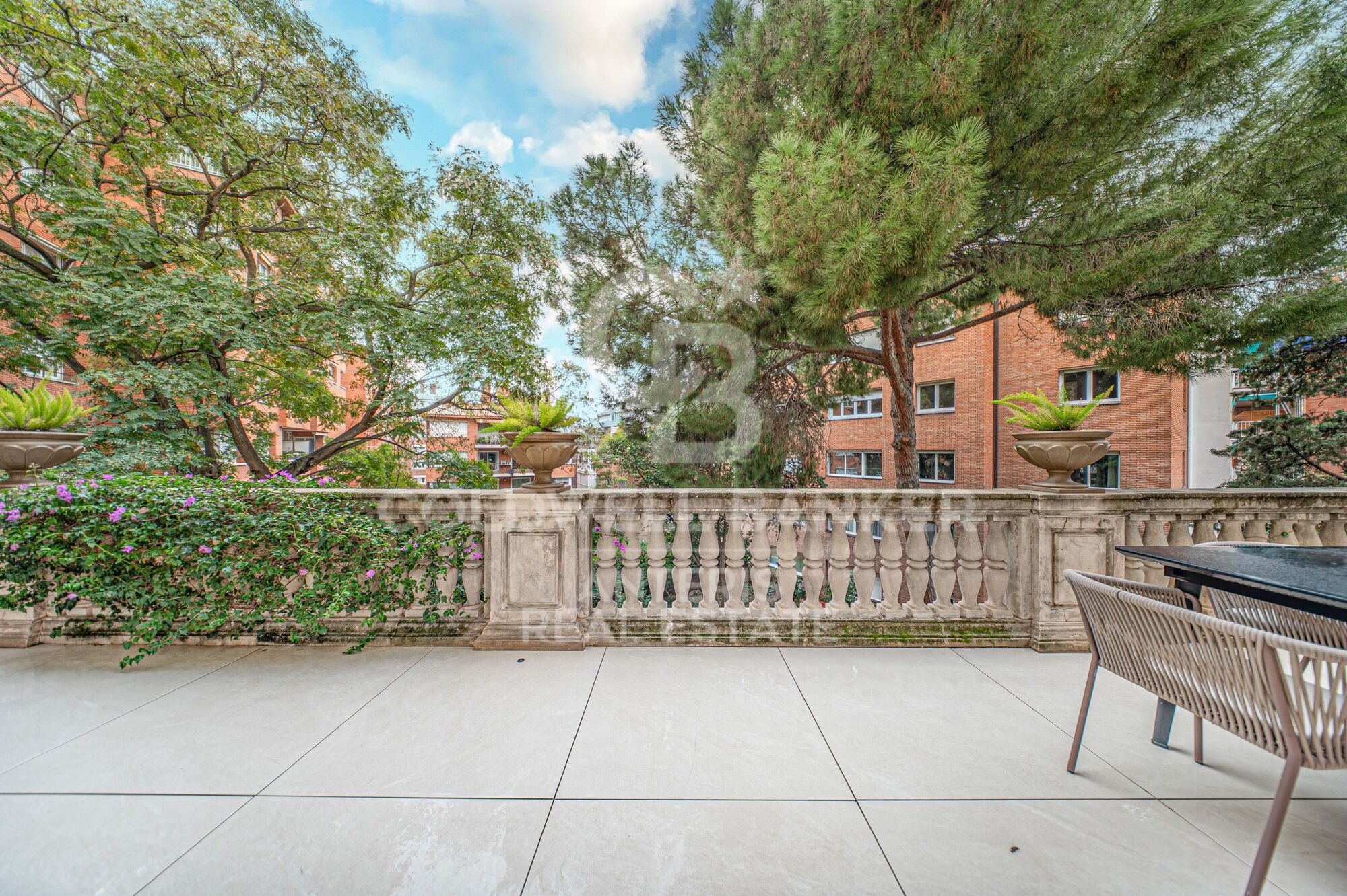 Apartment for sale with terrace in the heart of Les Tres Torres, with parking in the building and concierge service