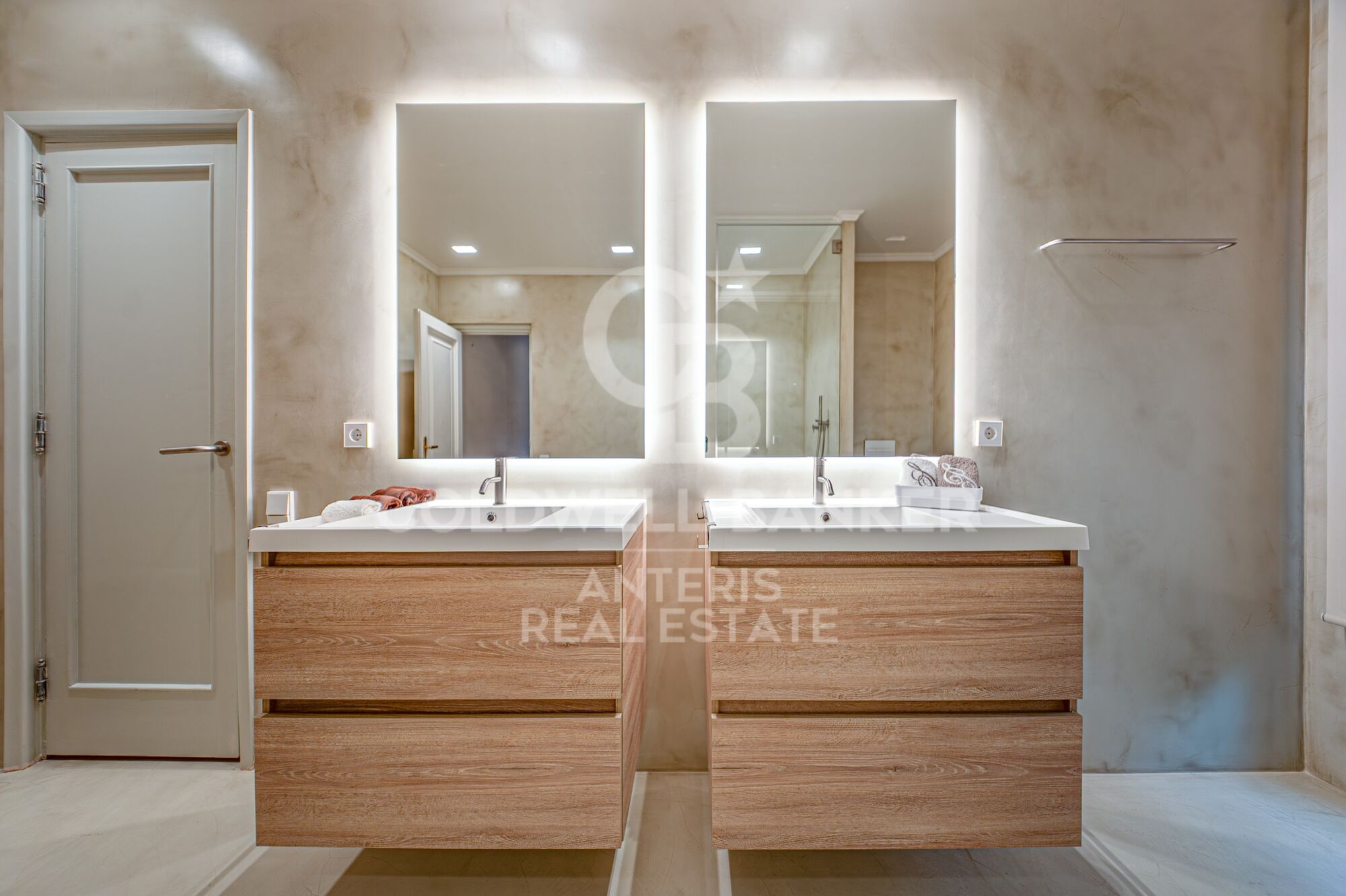 Apartment for sale with terrace in the heart of Les Tres Torres, with parking in the building and concierge service