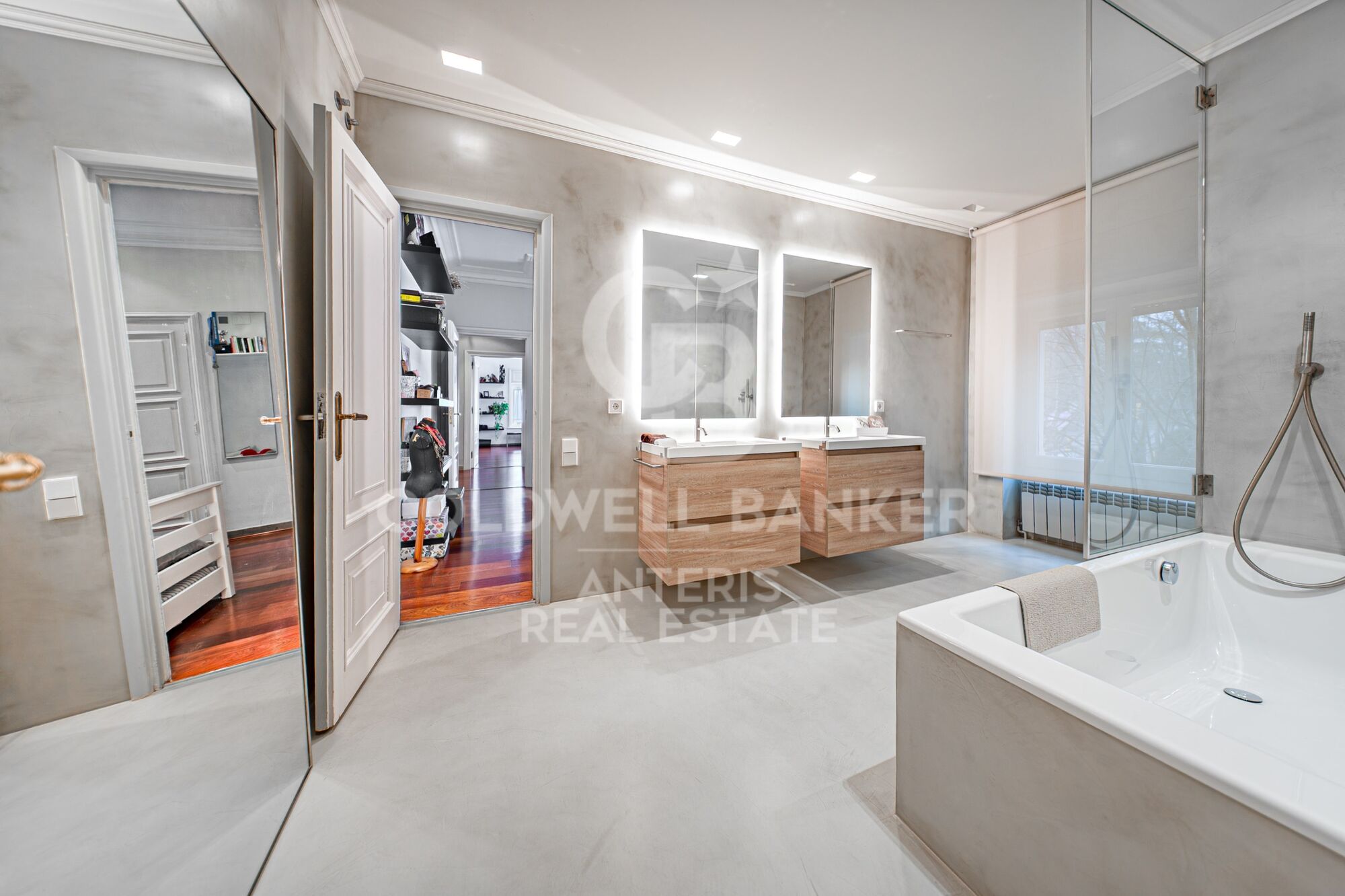 Apartment for sale with terrace in the heart of Les Tres Torres, with parking in the building and concierge service