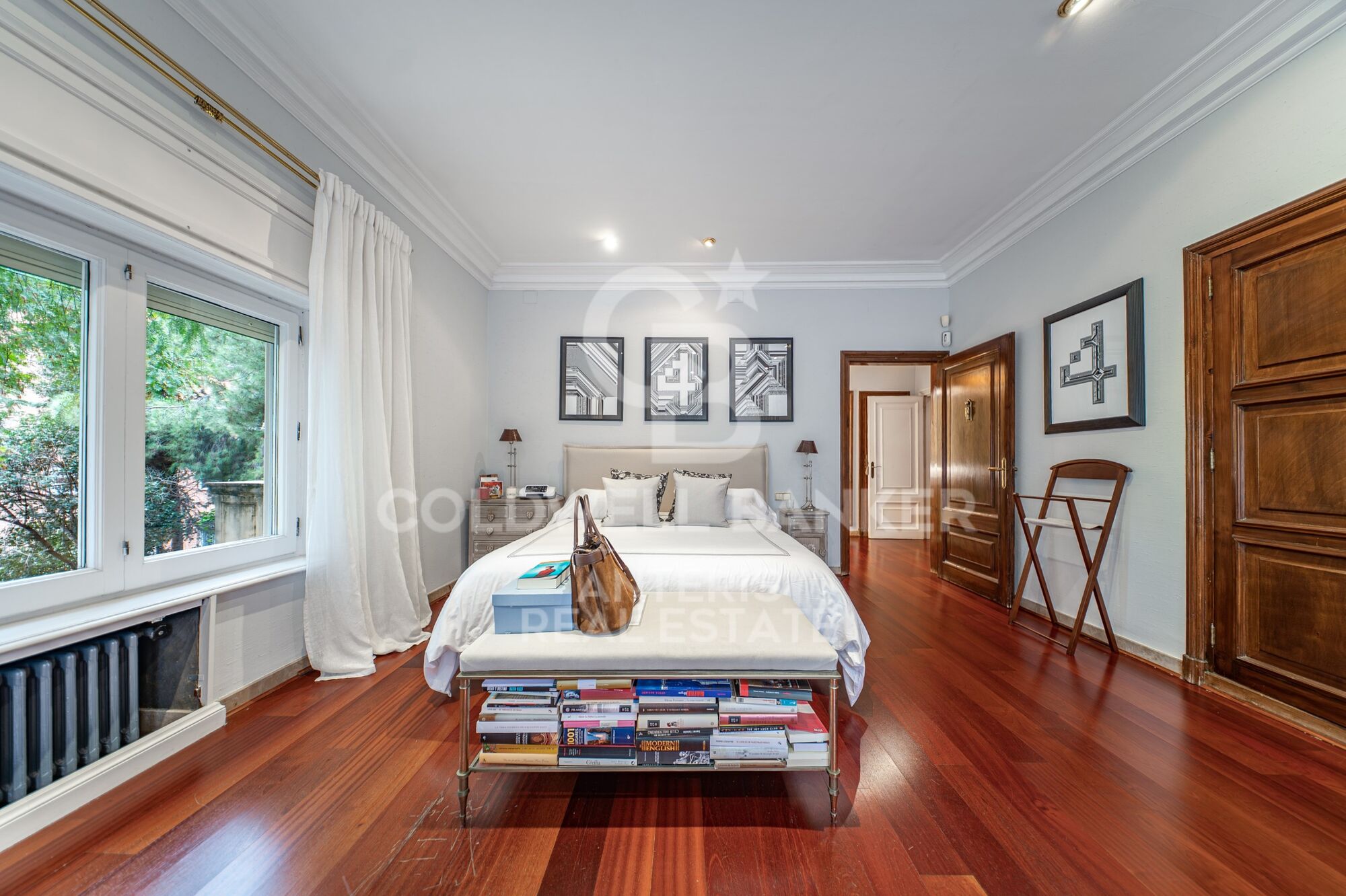 Piso en venta con terraza en el corazón de Les Tres Torres, con parking en finca y servicio de conserjería