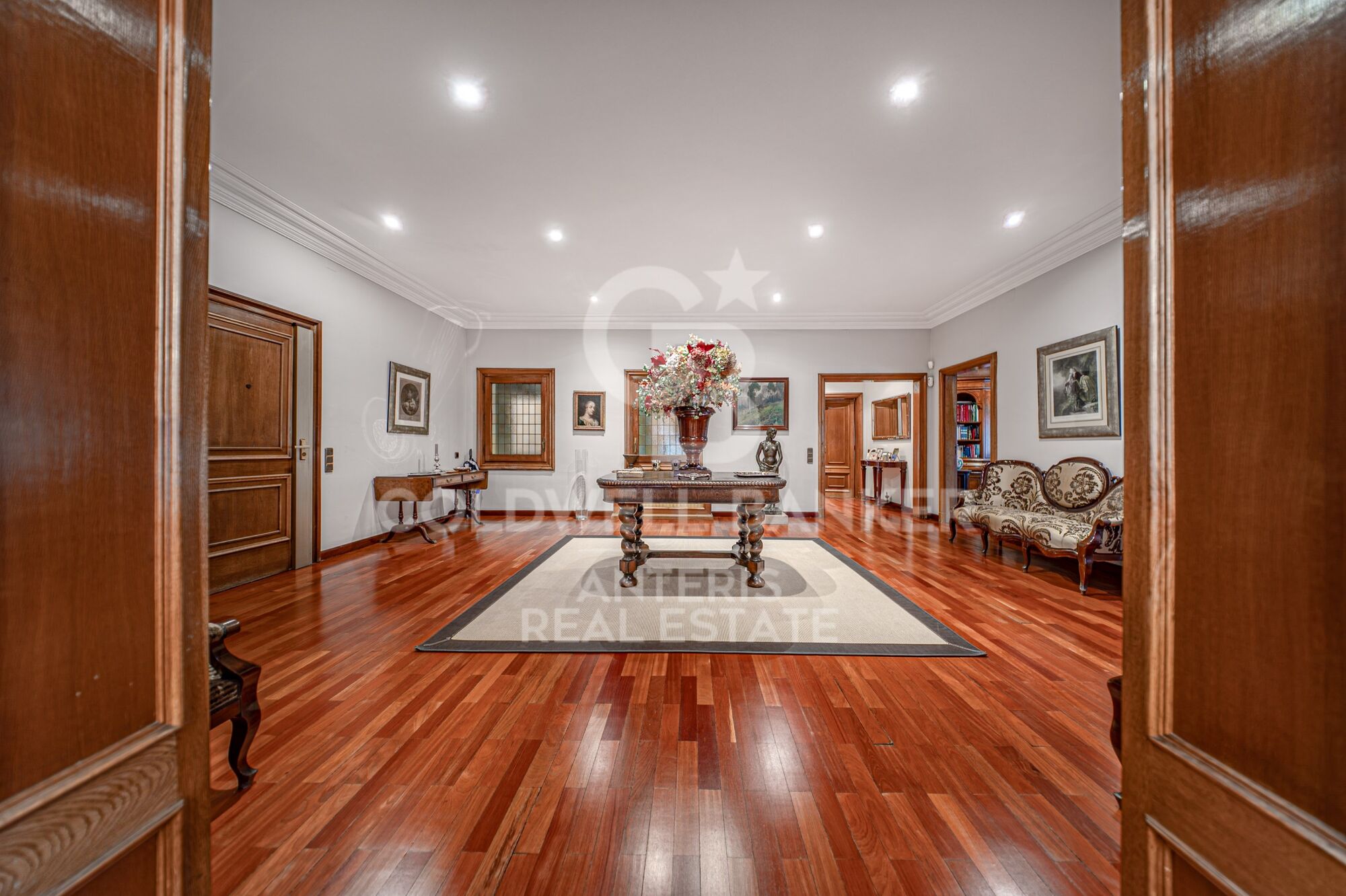 Piso en venta con terraza en el corazón de Les Tres Torres, con parking en finca y servicio de conserjería