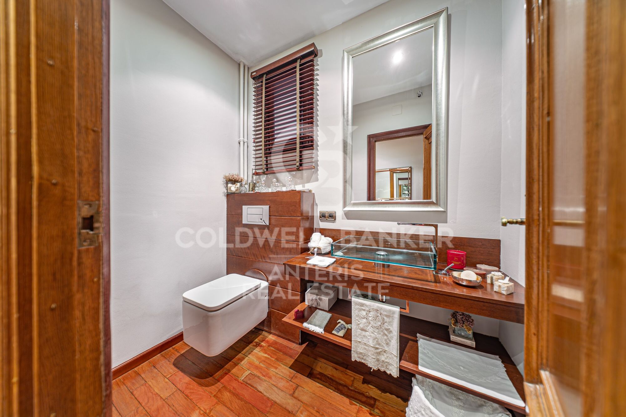 Piso en venta con terraza en el corazón de Les Tres Torres, con parking en finca y servicio de conserjería