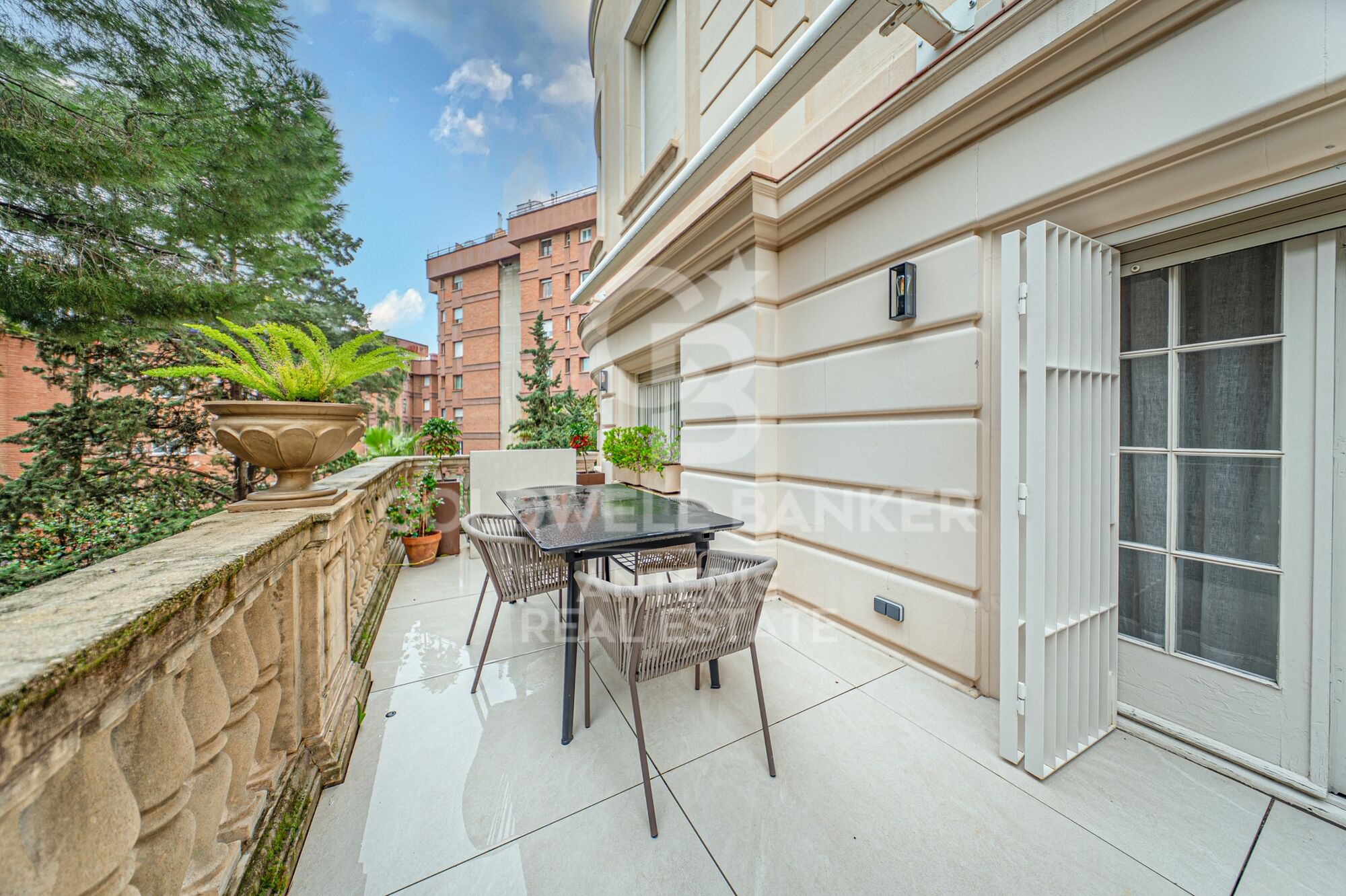 Apartment for sale with terrace in the heart of Les Tres Torres, with parking in the building and concierge service