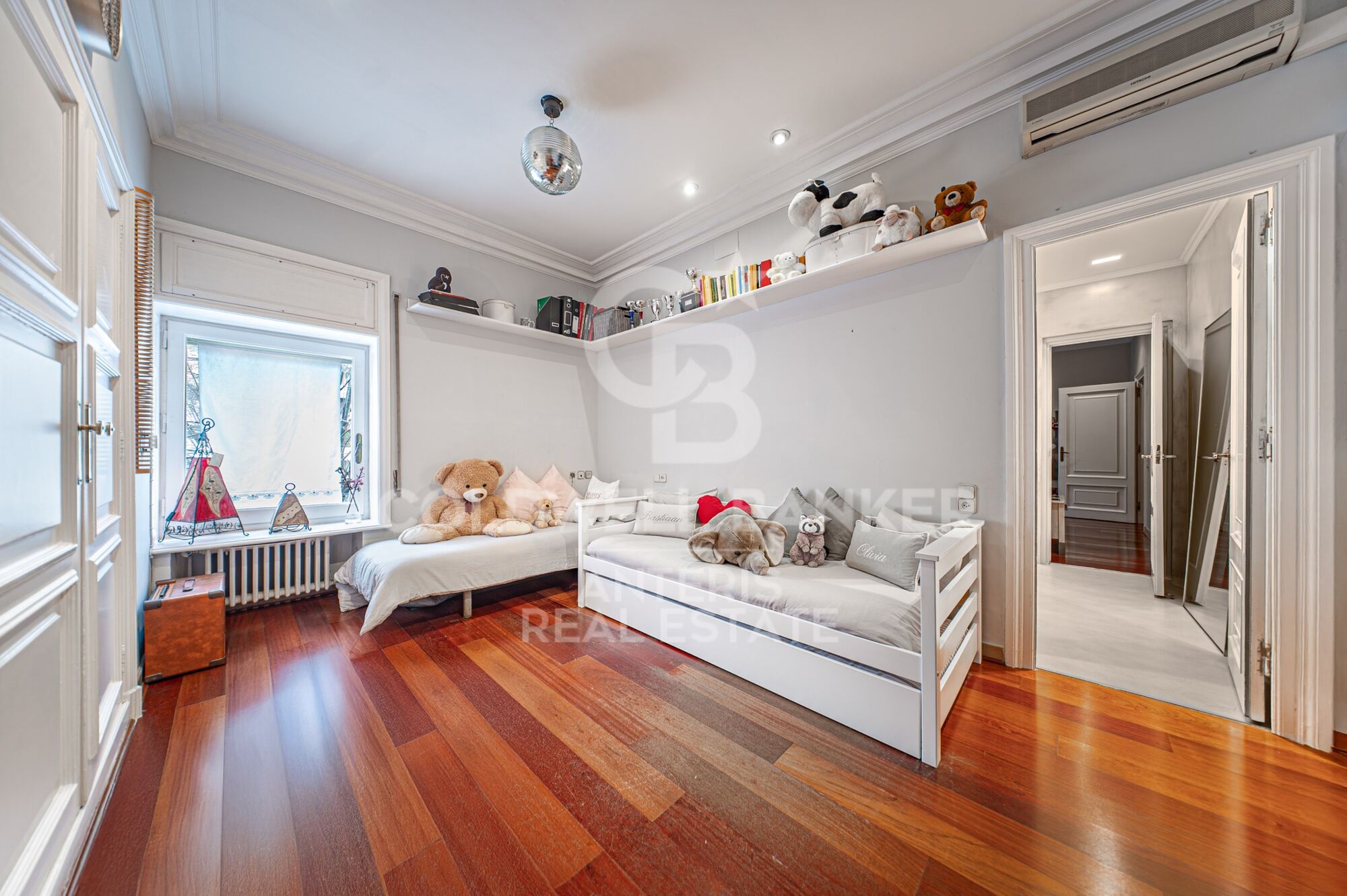 Apartment for sale with terrace in the heart of Les Tres Torres, with parking in the building and concierge service