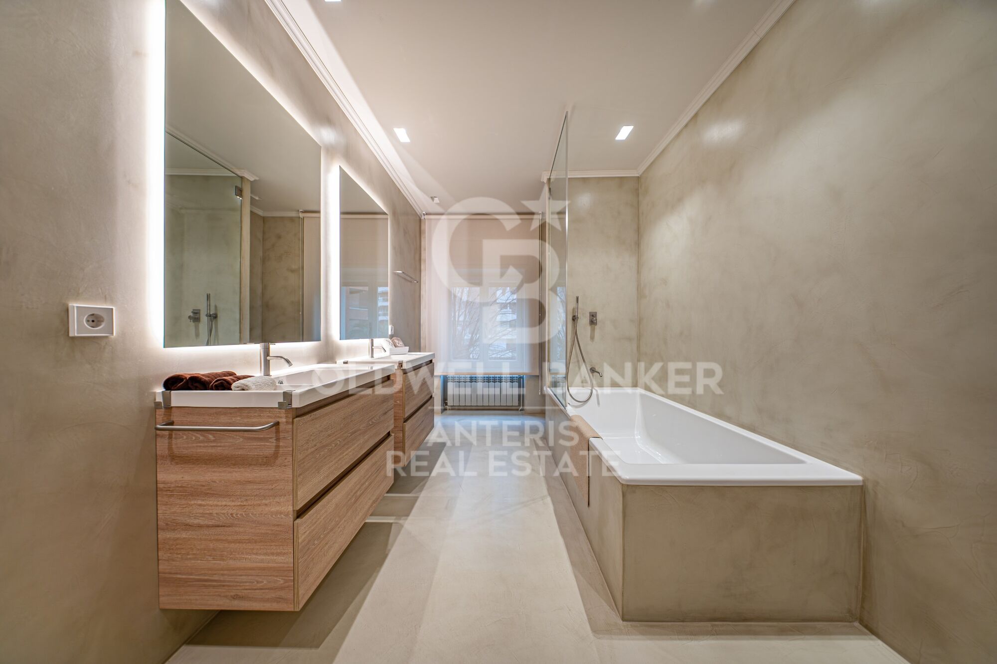 Apartment for sale with terrace in the heart of Les Tres Torres, with parking in the building and concierge service