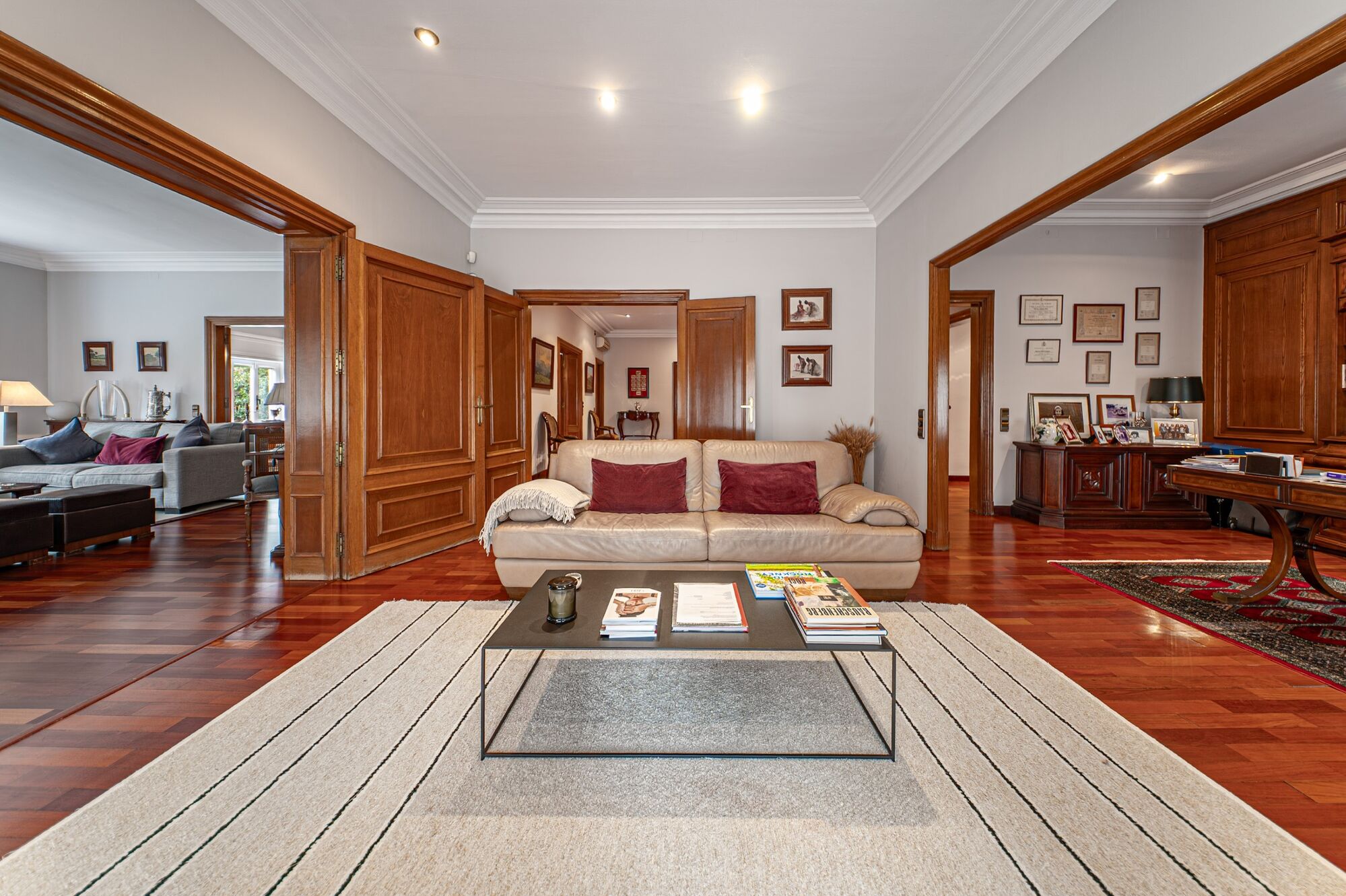 Apartment for sale with terrace in the heart of Les Tres Torres, with parking in the building and concierge service