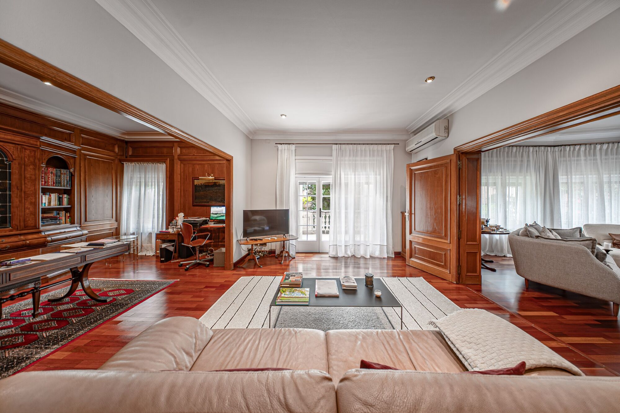 Apartment for sale with terrace in the heart of Les Tres Torres, with parking in the building and concierge service
