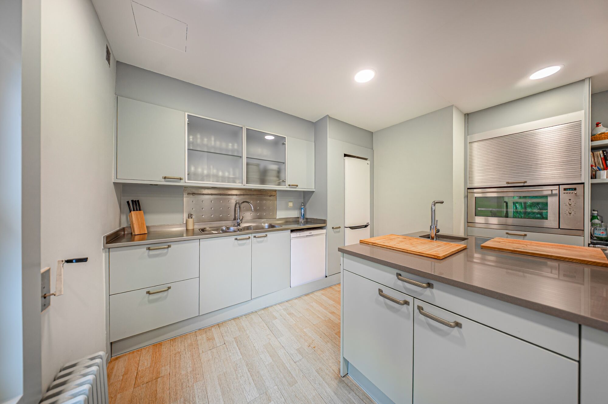 Apartment for sale with terrace in the heart of Les Tres Torres, with parking in the building and concierge service