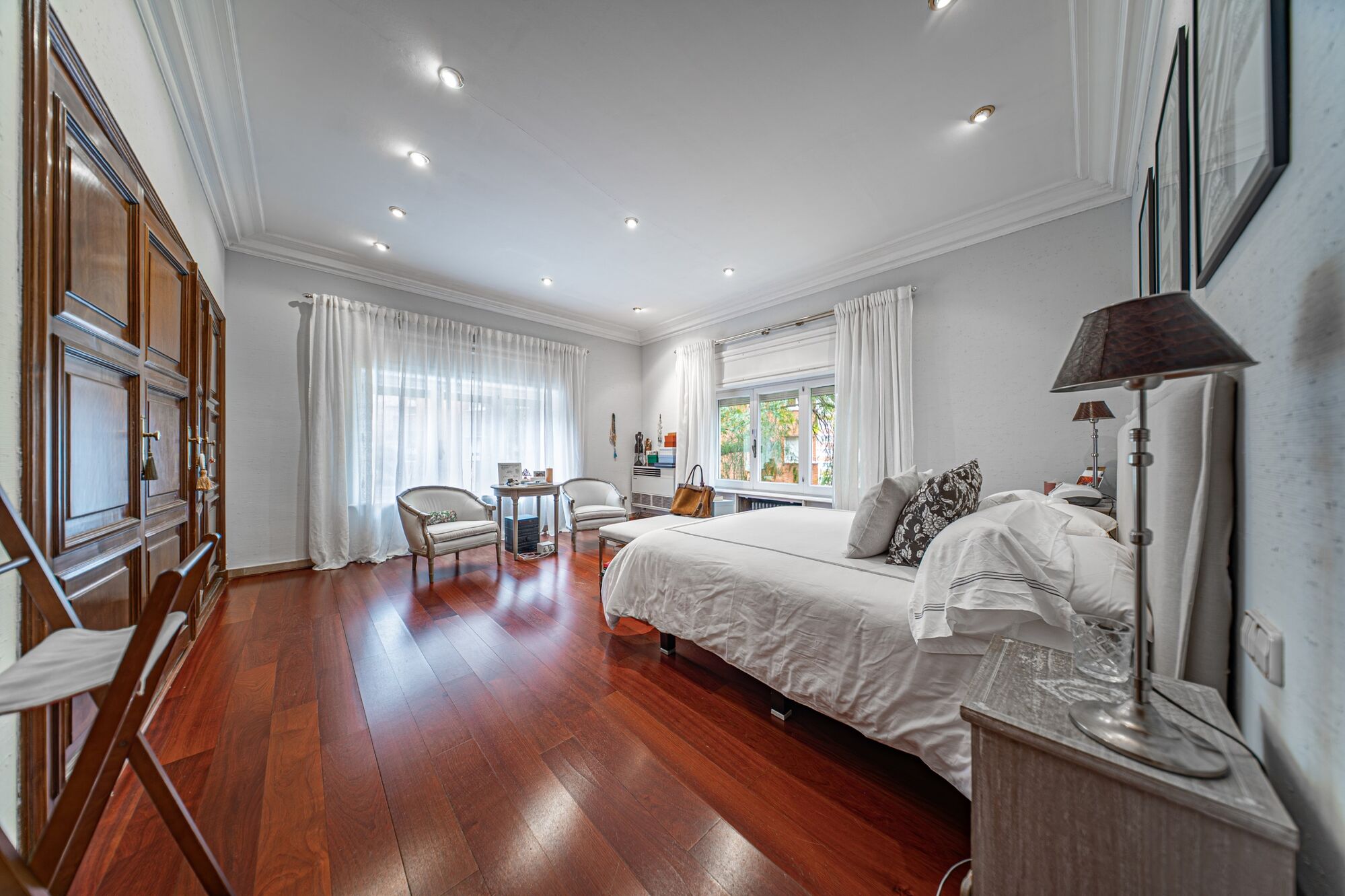Apartment for sale with terrace in the heart of Les Tres Torres, with parking in the building and concierge service