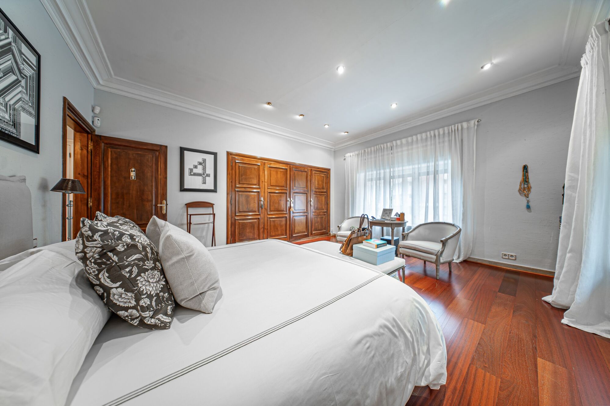 Apartment for sale with terrace in the heart of Les Tres Torres, with parking in the building and concierge service