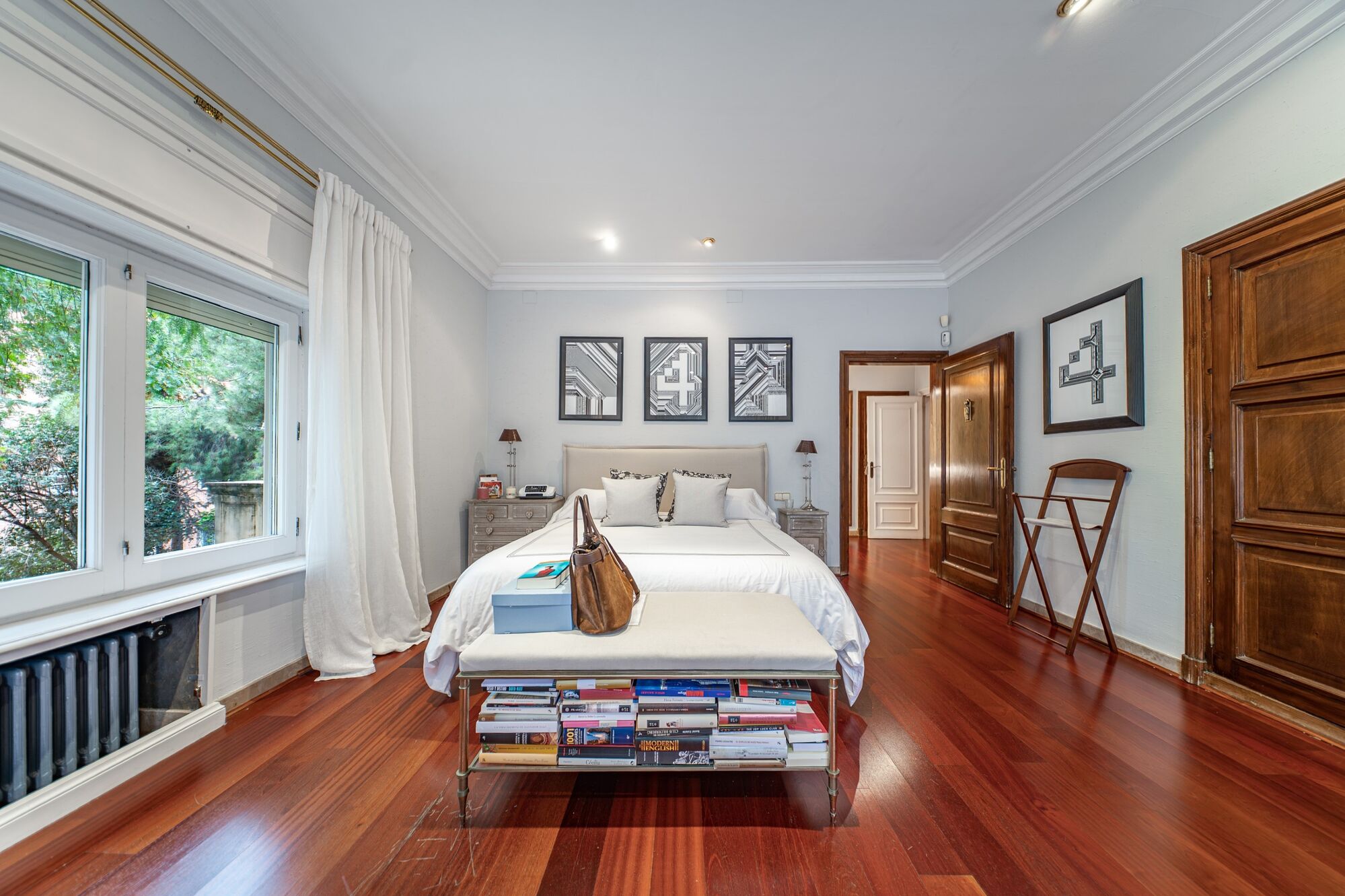 Apartment for sale with terrace in the heart of Les Tres Torres, with parking in the building and concierge service