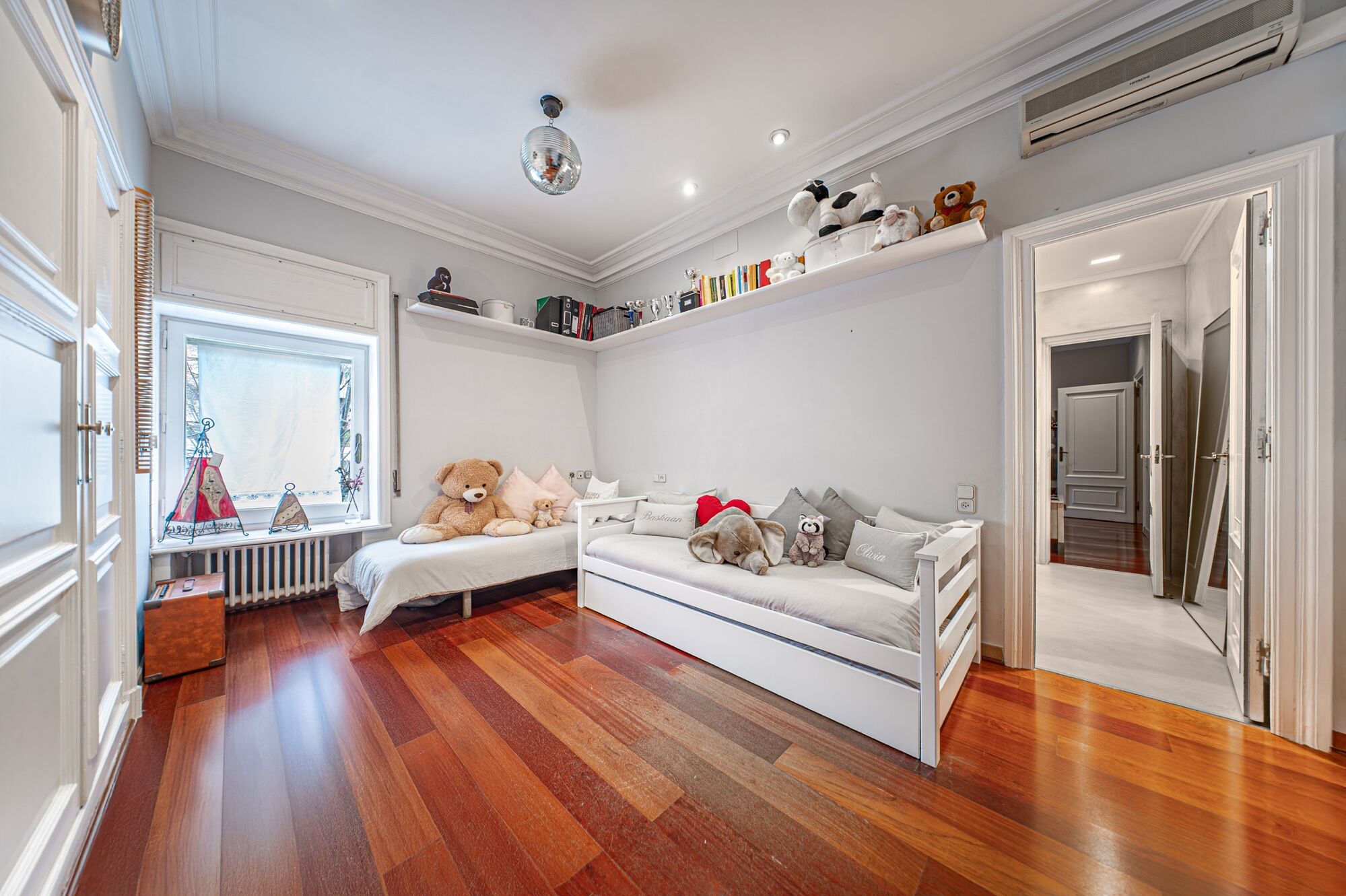 Apartment for sale with terrace in the heart of Les Tres Torres, with parking in the building and concierge service