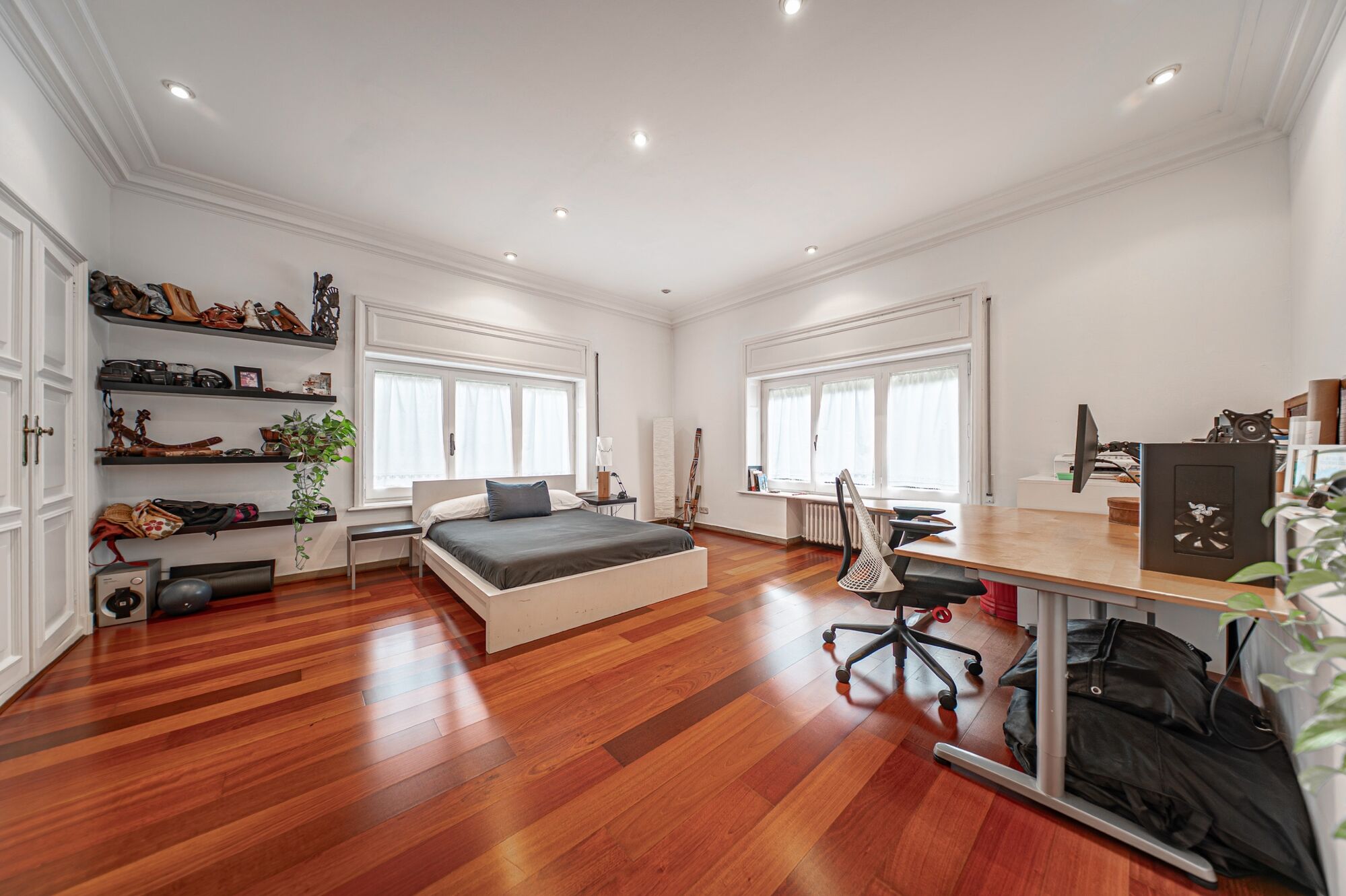 Apartment for sale with terrace in the heart of Les Tres Torres, with parking in the building and concierge service