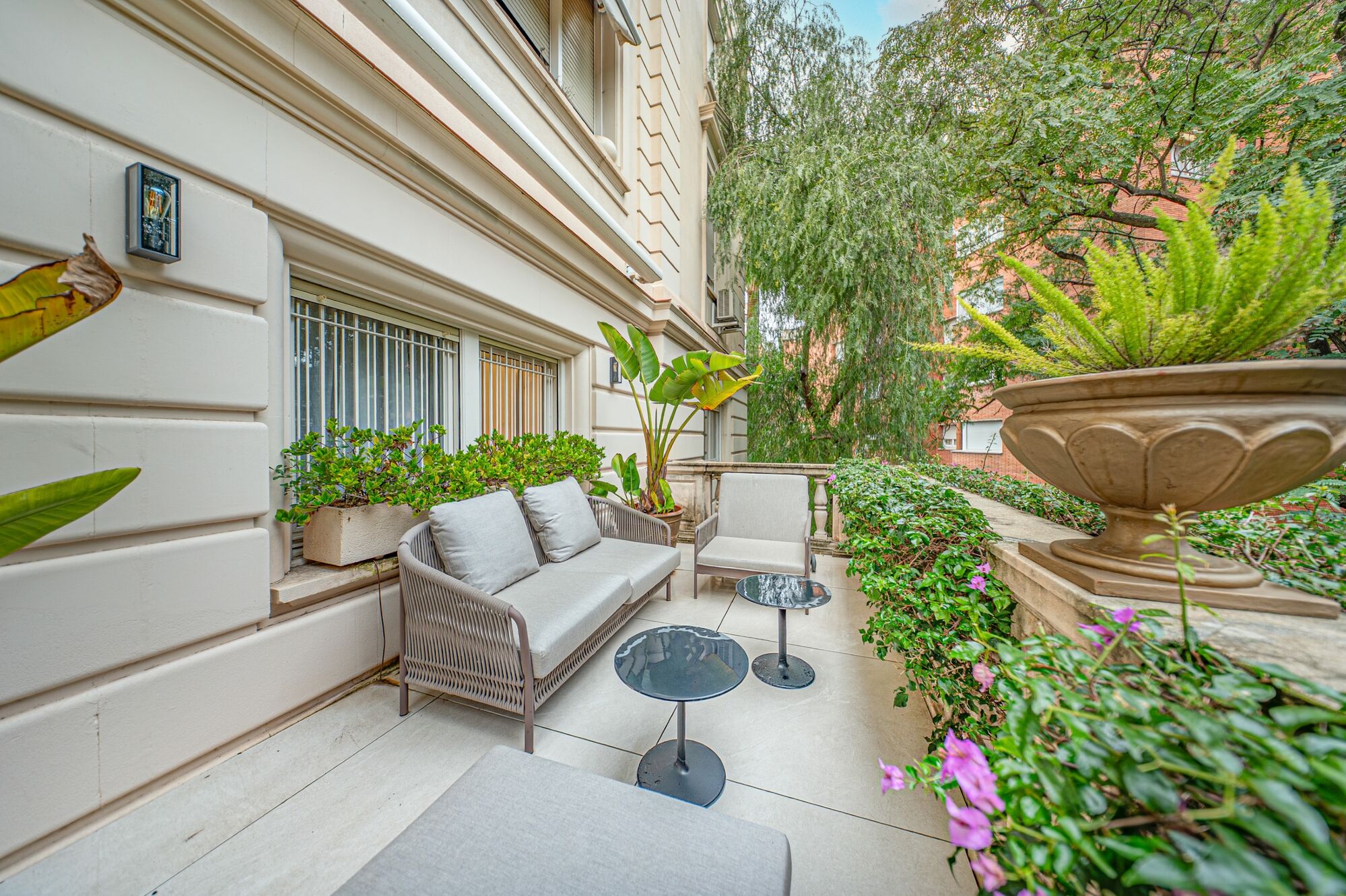 Piso en venta con terraza en el corazón de Les Tres Torres, con parking en finca y servicio de conserjería