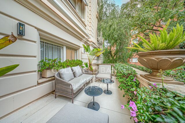 Piso en venta con terraza en el corazón de Les Tres Torres, con parking en finca y servicio de conserjería